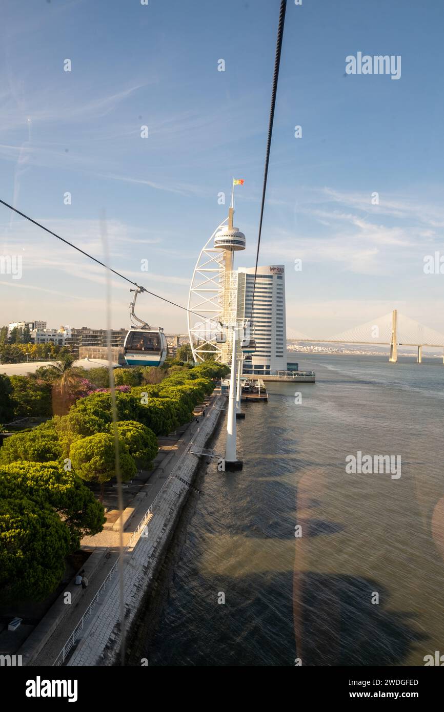 Lisbona, Portogallo - 13 settembre 2023. Vista della Torre Vasco da Gama dalla funivia Foto Stock