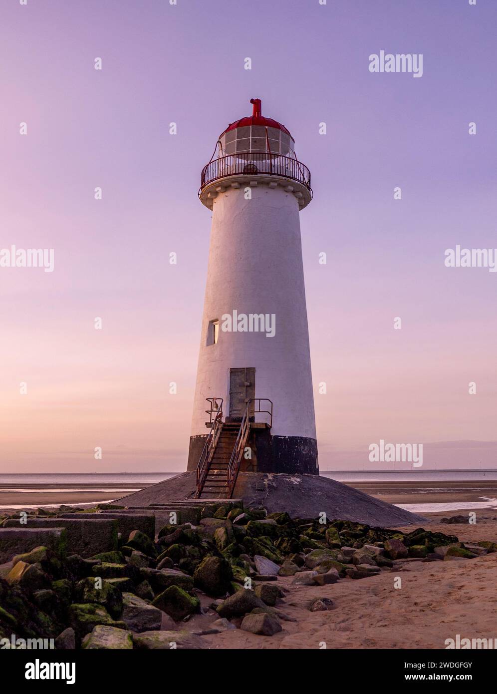 Faro Point of Ayr e Talacre Beach con bassa marea e tramonto, Talacre, River Dee Estuary, Flintshire, Galles, REGNO UNITO Foto Stock