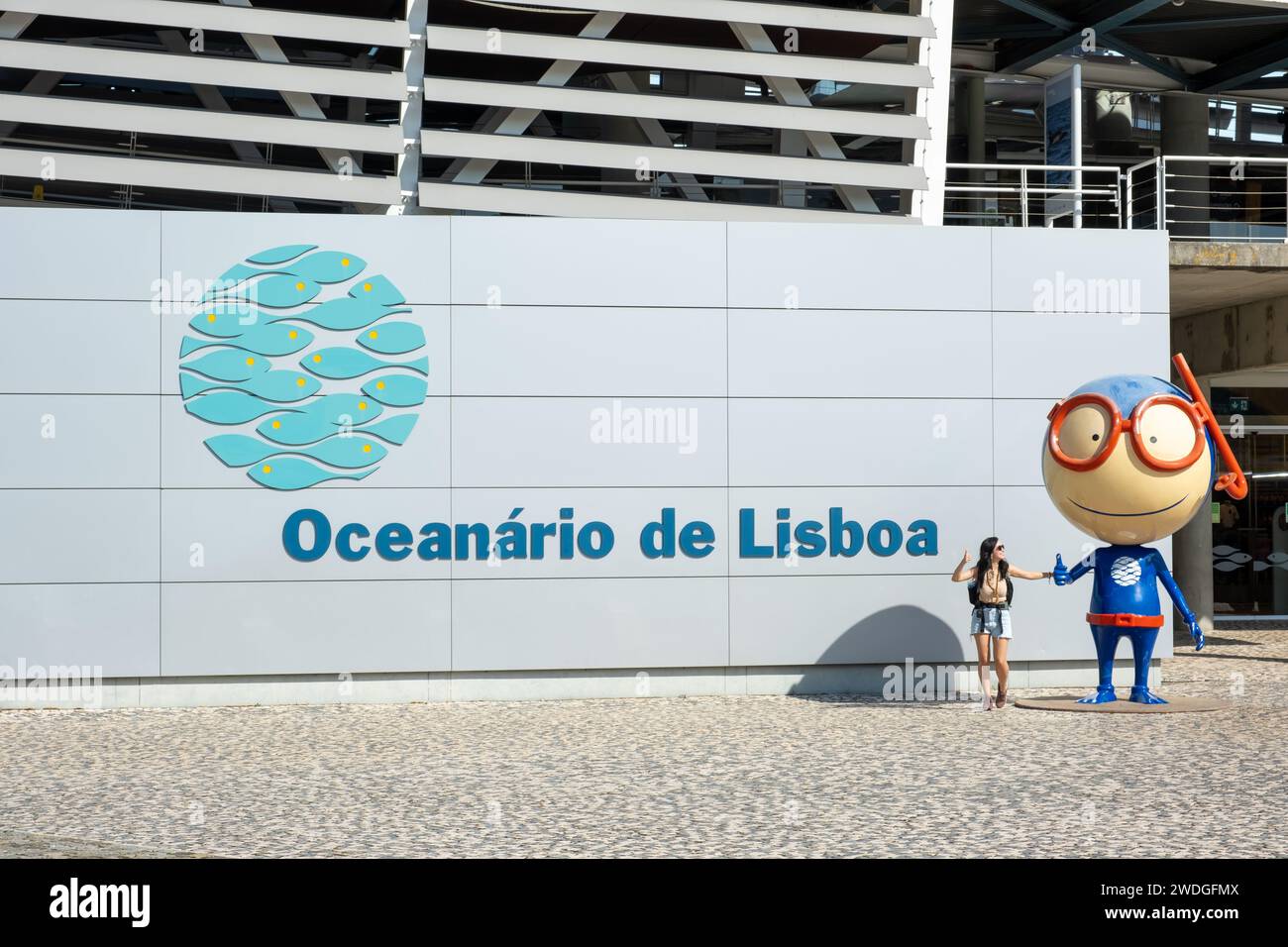 Lisbona, Portogallo - 13 settembre 2023. Turista all'ingresso dell'Oceanarium di Lisbona Foto Stock