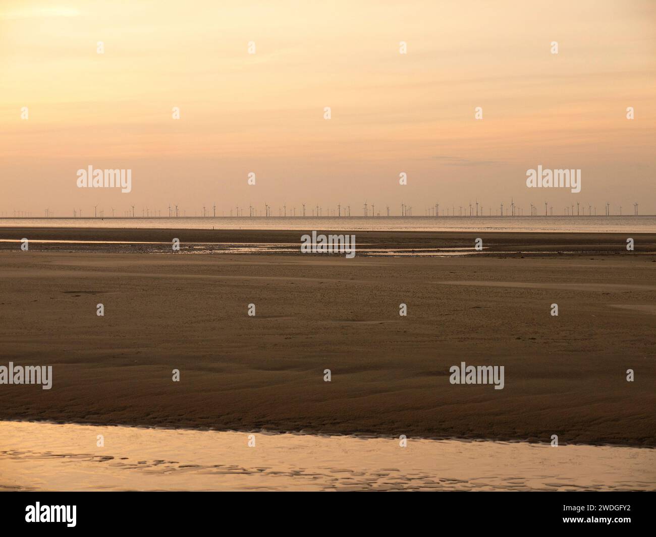 Spiaggia di Talacre con bassa marea, con vista distante del parco eolico offshore di Gwynt y Mor, Talacre, Flintshire, Galles Foto Stock
