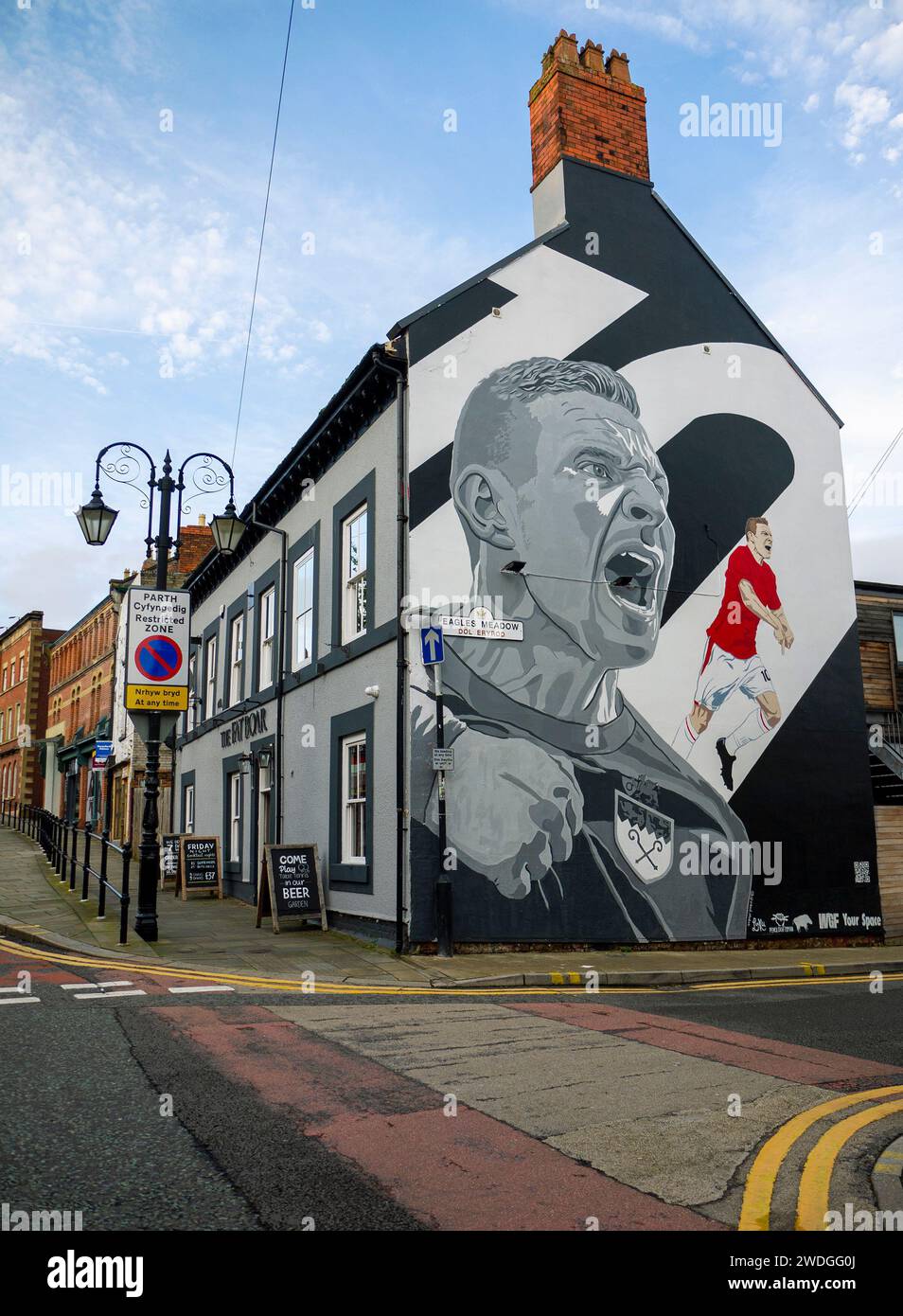 Murale di Paul Mullin di Liam Stoke-Massey sul lato del Fat Boar Pub, Yorke Street, Wrexham, Wrexham County Borough, Galles Foto Stock