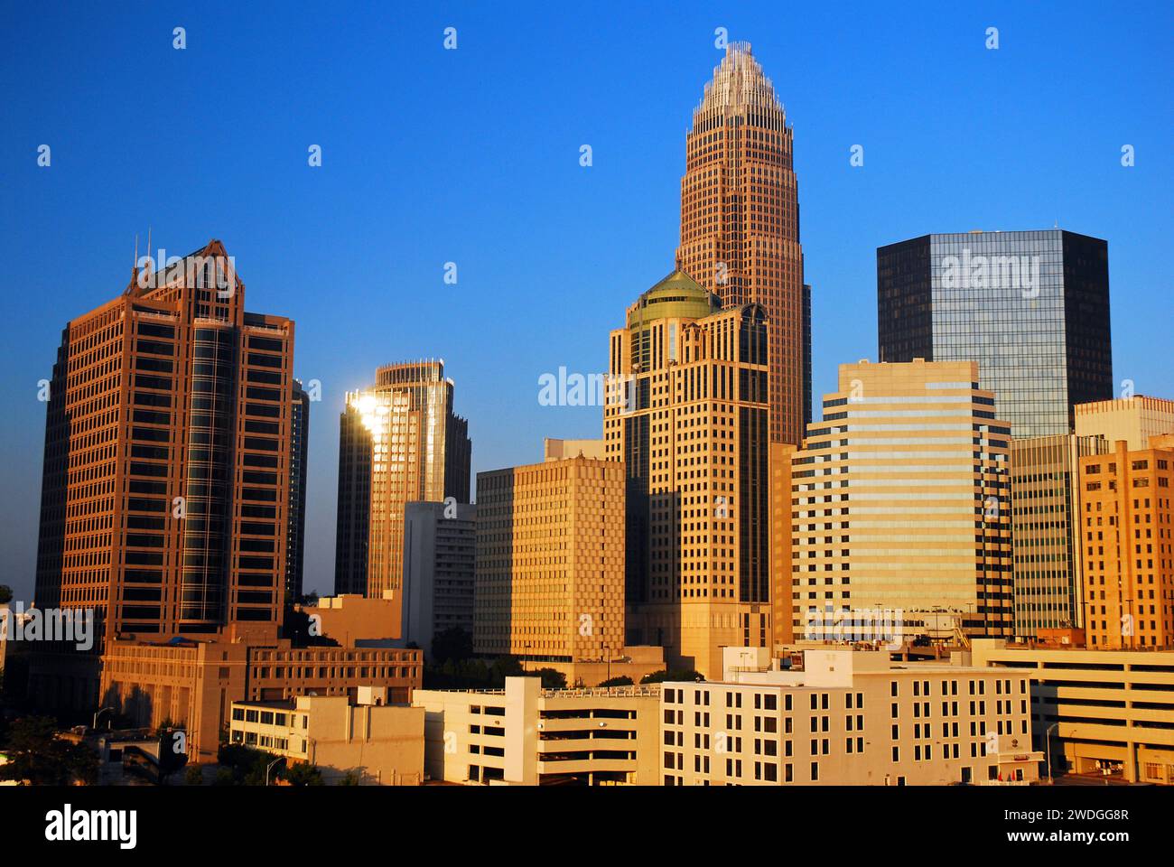 Lo skyline della città di Charlotte, North Carolina, riflette la luce del sole sugli edifici degli uffici e il fulcro finanziario Foto Stock