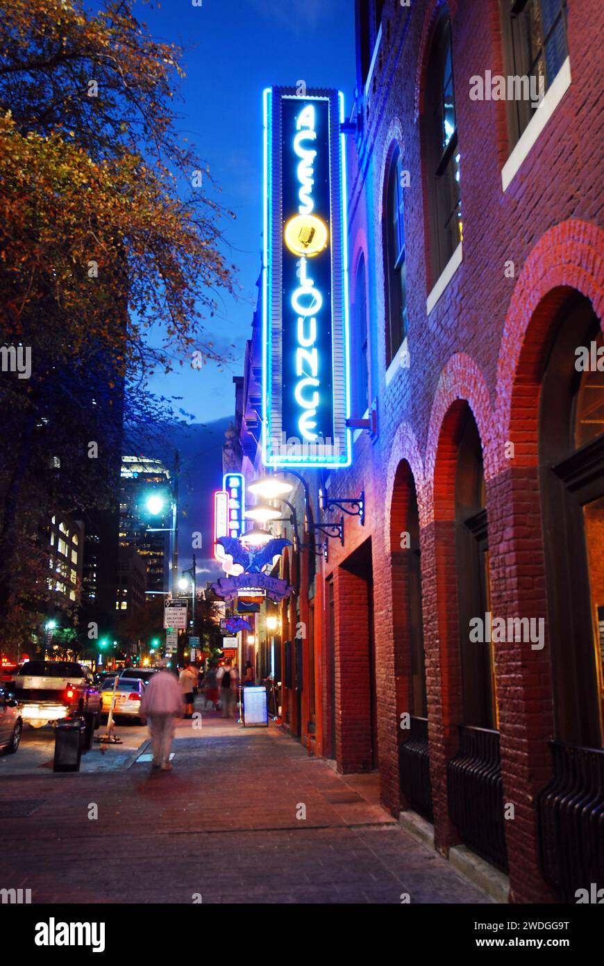 Austin, Texas, USA 10 novembre 2010 la luce al neon dell'Aces Lounge illumina la notte sulla Sixth Street ad Austin Texas, sede della vita notturna della città Foto Stock
