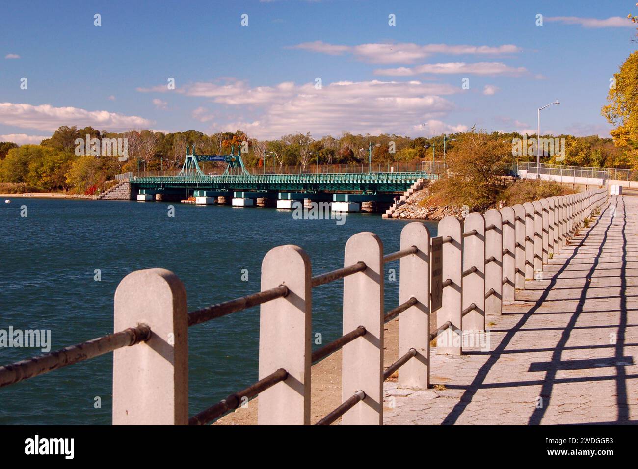 Un passaggio pedonale conduce verso un ponte che collega City Island con il Bronx continentale di New York City Foto Stock