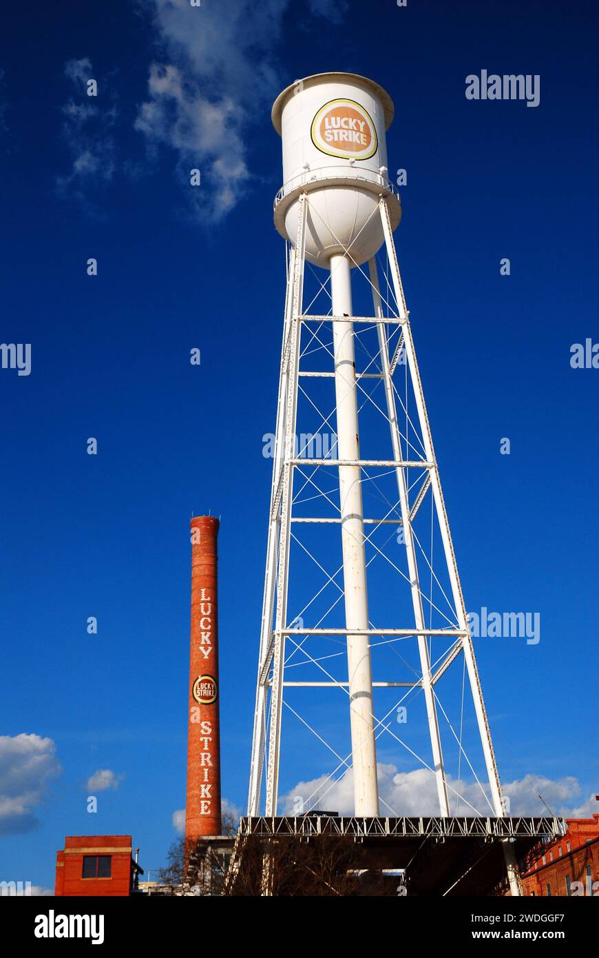 Lo stack di fumo e la torre dell'acqua portano ancora il nome di un marchio di sigarette sopra l'ex fabbrica di tabacco, ora un quartiere dei divertimenti Foto Stock