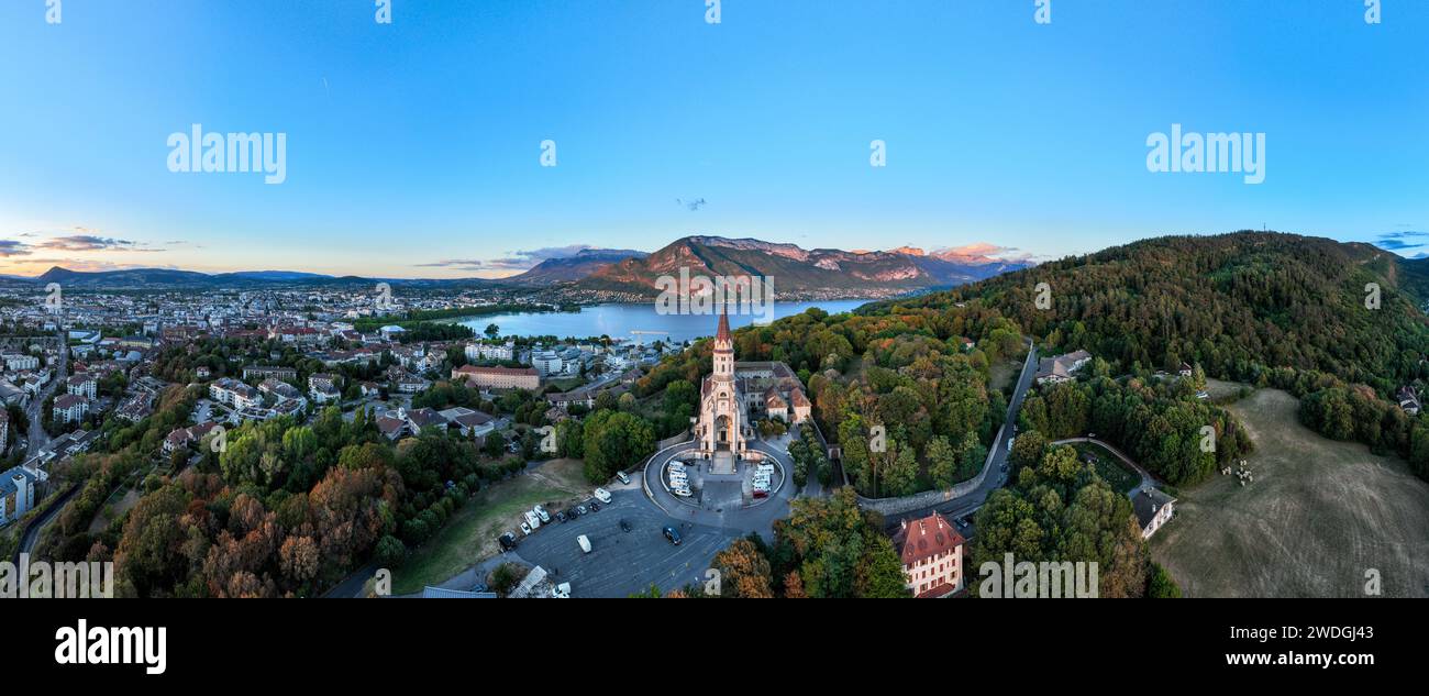 Visita alla Basilica - Basilique de la Visitation ad Annecy, Francia al tramonto. Foto Stock