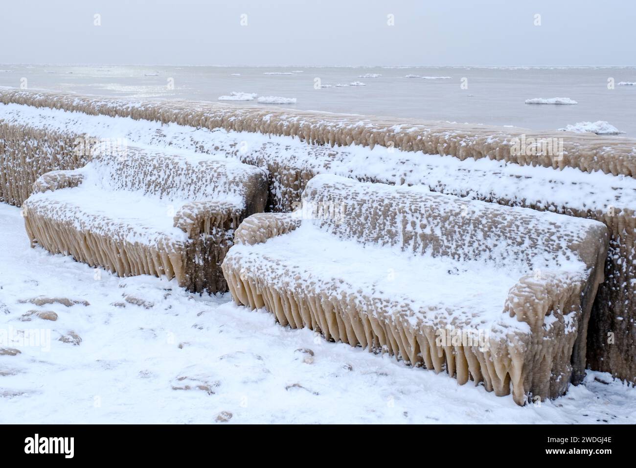 Il paese delle meraviglie invernali, i ghiaccioli dell'acqua ghiacciata dalle onde del lago Erie che coprono le banchine, scena sulla riva dopo un evento meteorologico invernale estremo, Ontario Foto Stock