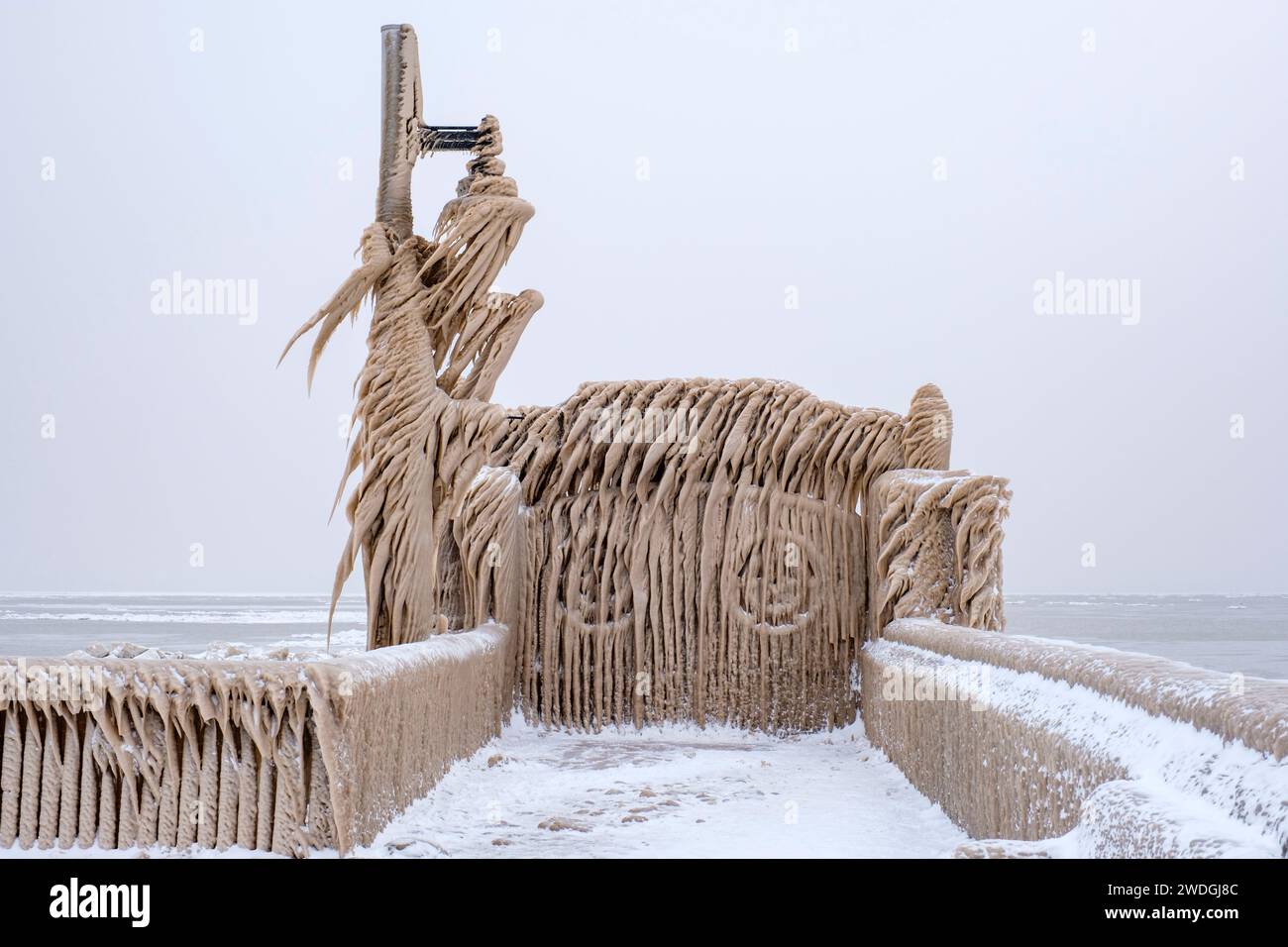 Paese delle meraviglie invernali, porte del molo di Port Stanley coperte da ghiaccio dalle onde ghiacciate del lago Erie, eventi meteorologici invernali estremi, Ontario, Canada Foto Stock