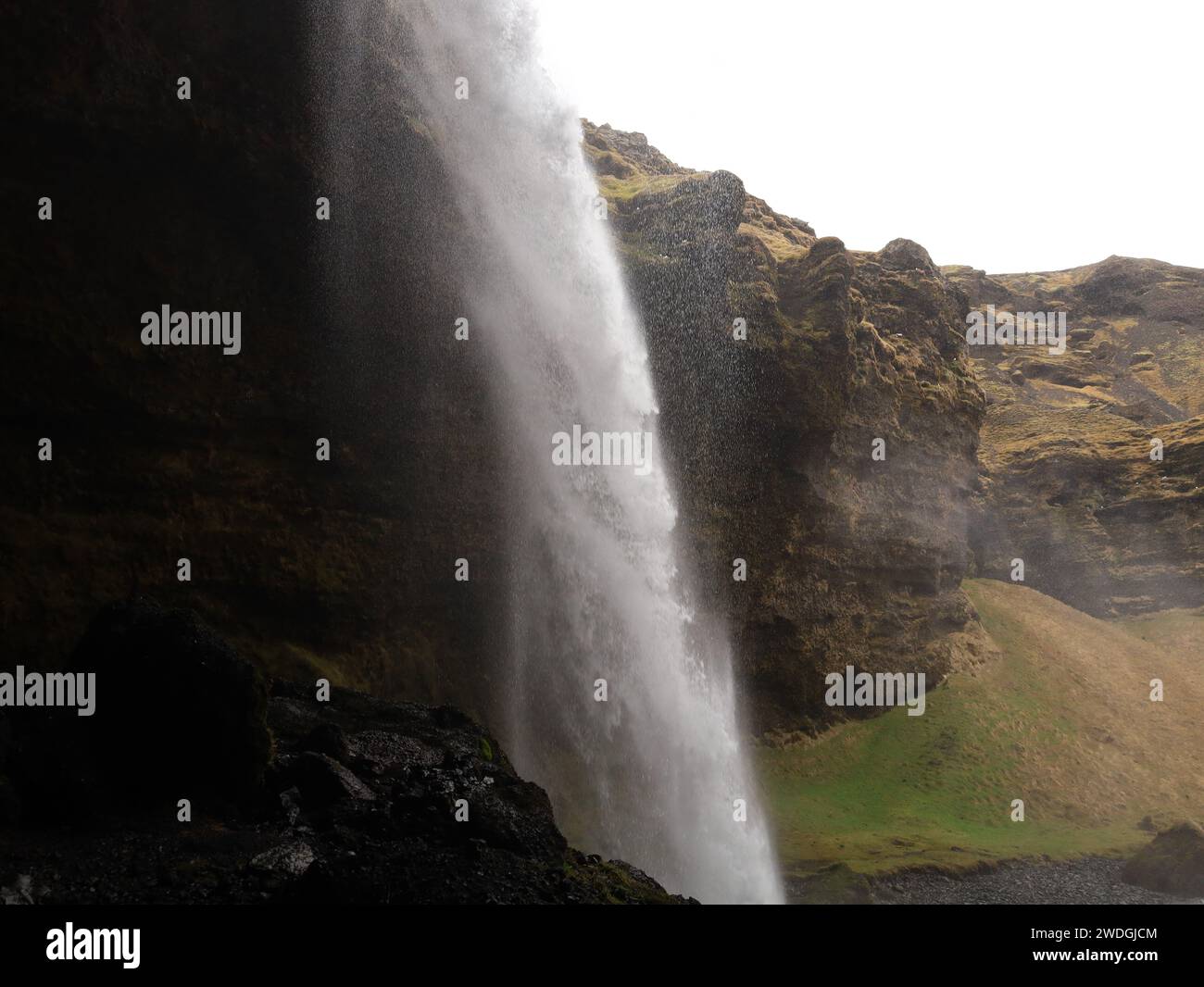 La cascata di Kvernufoss è una splendida cascata alta 30 metri che è mezza nascosta in una gola dell'Islanda meridionale Foto Stock