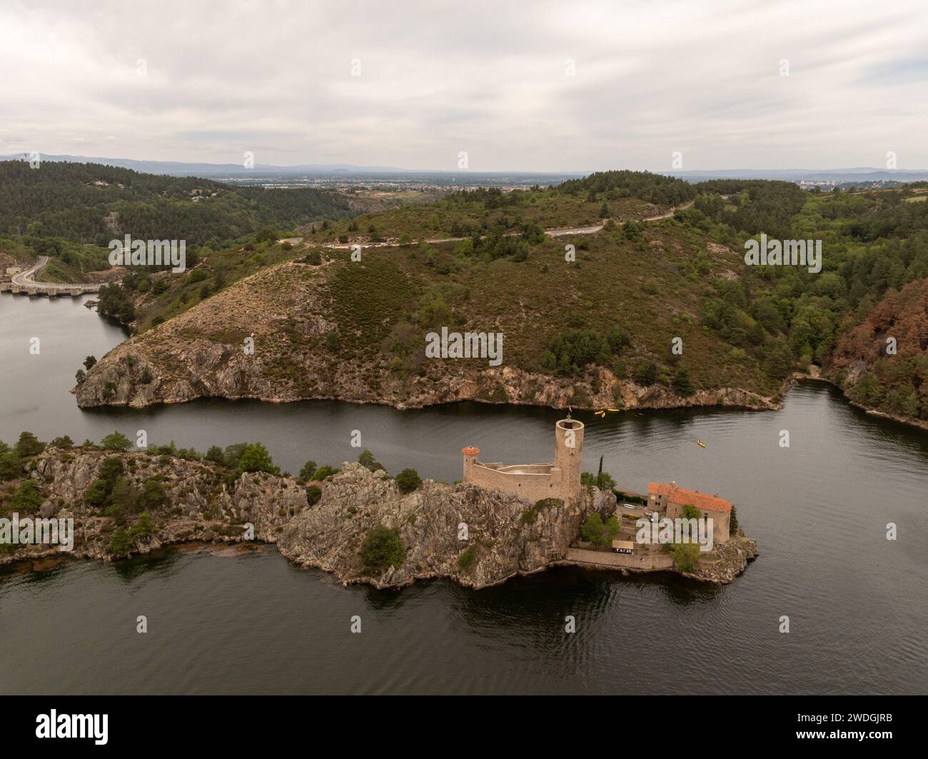 Castello di Grangent, nel mezzo del lago artificiale che si formava sul fiume Loira, in Francia. Foto Stock