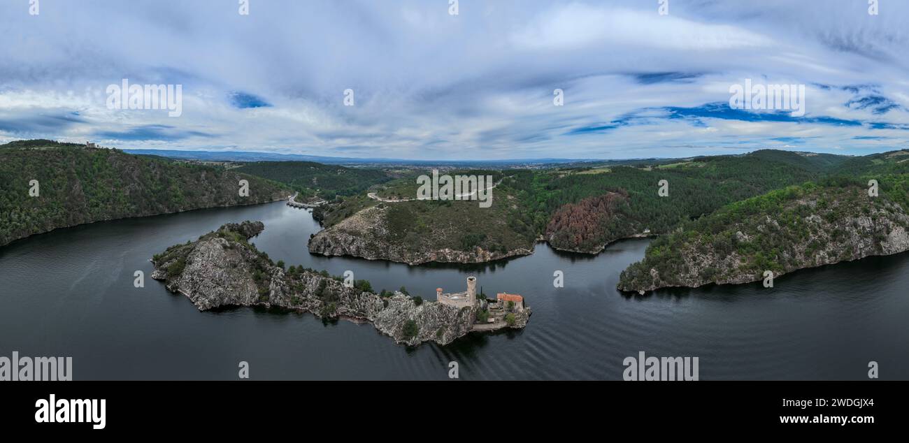 Castello di Grangent, nel mezzo del lago artificiale che si formava sul fiume Loira, in Francia. Foto Stock