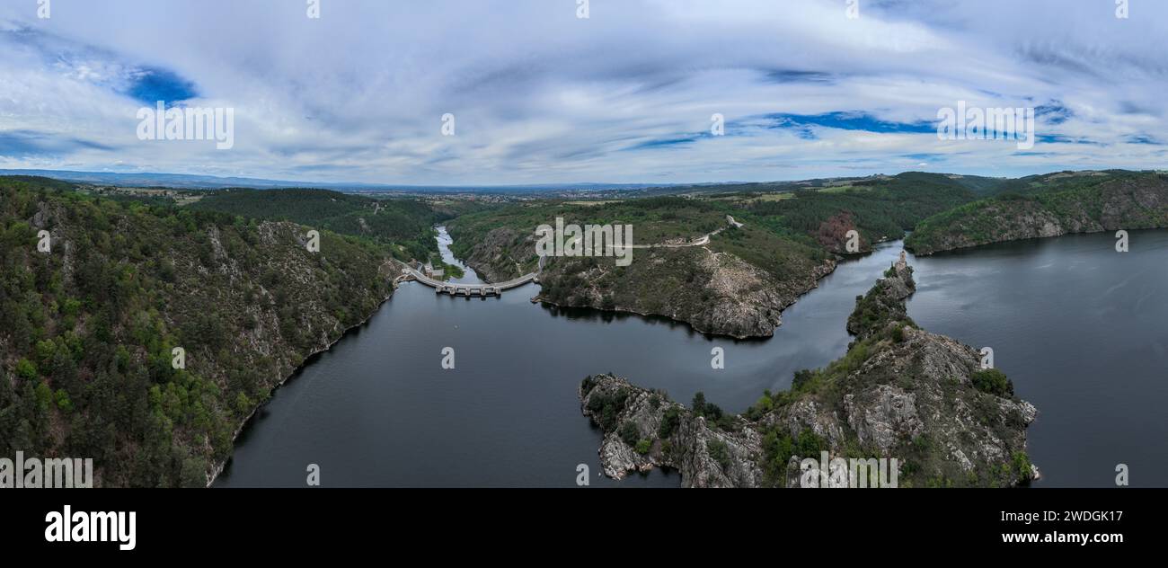 Vista aerea della diga idroelettrica Grangent, nelle gole della Loira, Francia. Foto Stock