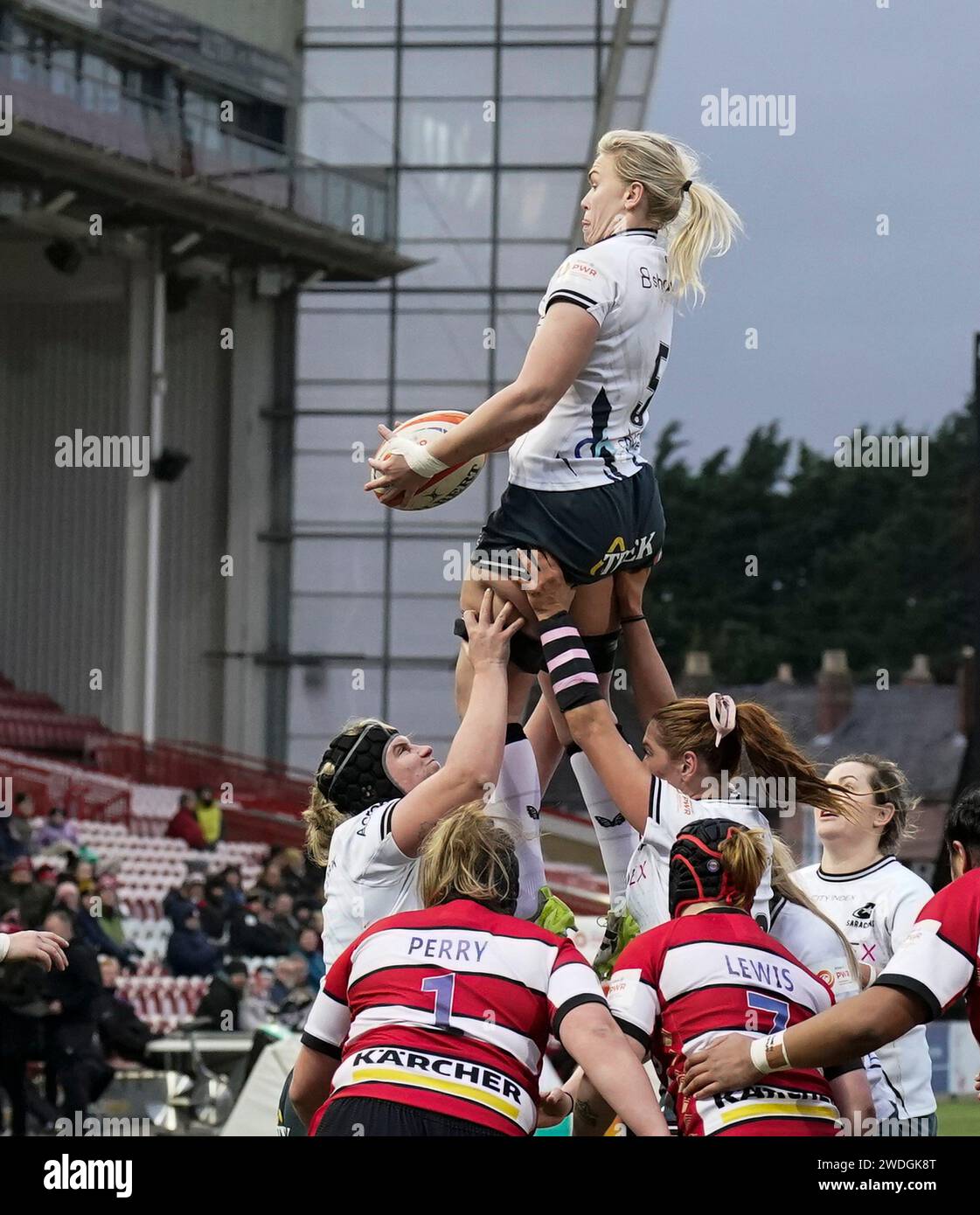 Gloucester, UK, 20 Jan 2024 Rosie Galligan (Saracens) prende la line out ball durante l'Allianz Premiership Womens Rugby Gloucester Hartpury V Saracens, al Kingsholm Stadium Gloucester Regno Unito il 20 gennaio 2024 Alamy Live News punteggio finale: 24 - 15 credito: Graham Glendinning / GlennSports/Alamy Live News Foto Stock