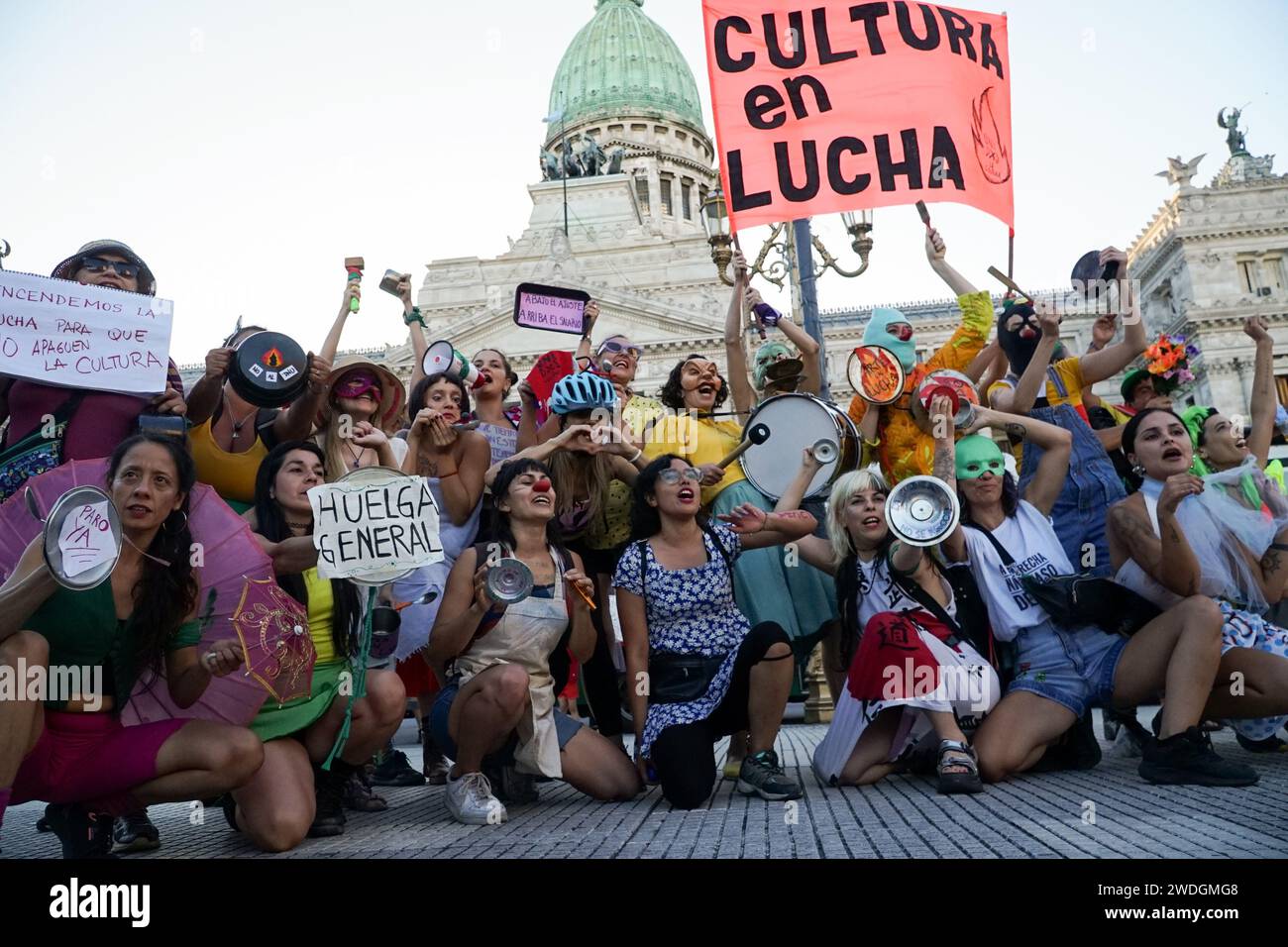 Buenos Aires, Argentina. 20 gennaio 2024. Librai e piccoli editori protestano. Artisti popolari si pongono davanti al parlamento dopo la performance di protesta Credit: Guillermo Castro/Alamy Live News Foto Stock