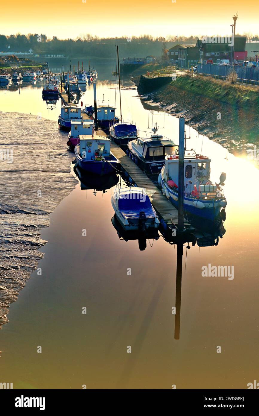 Il fangoso Wallsend Burn e le sue barche fluiscono nel fiume Tyne al sole del mattino presto Foto Stock