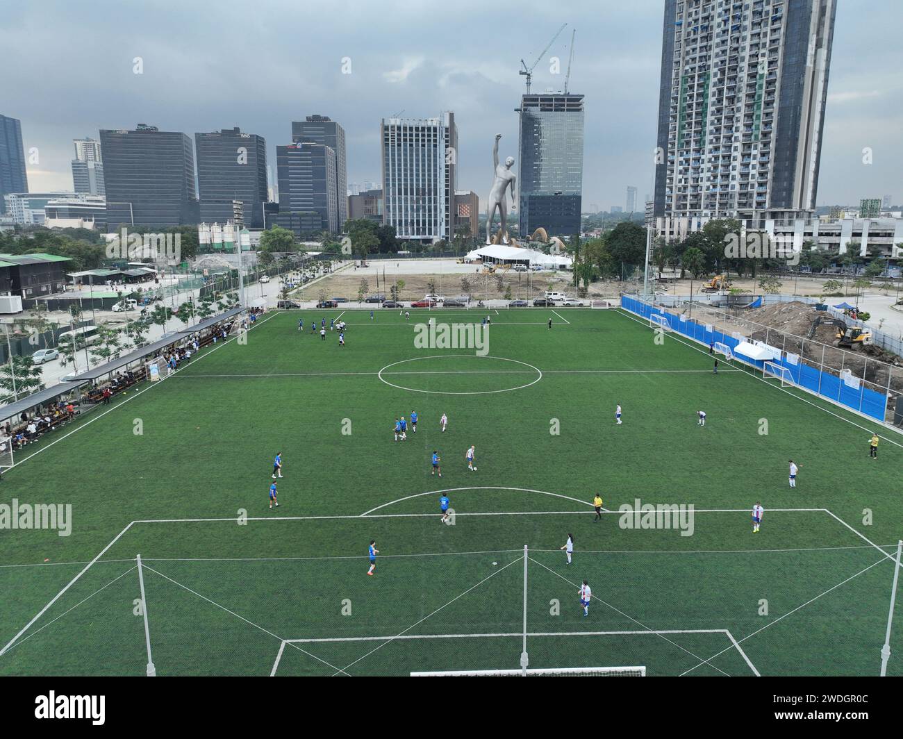 Pasig City, Filippine. 20 gennaio 2024. Piloti di compagnie aeree e dipendenti di quattro diverse compagnie aeree internazionali, ovvero Philippine Airlines, Singapore Airlines, United Airlines e Cebu Pacific, competono nel torneo a beneficio di Football for Peace Movement, Inc. Durante il Torneo di calcio di beneficenza Inter-Airline del 20 gennaio 2024 a Pasig City, Filippine. Football for Peace Movement, Inc. È un'organizzazione non governativa senza scopo di lucro di allenatori e sostenitori che fornisce campi di calcio giovanile in aree delle Filippine che avevano subito il trauma della guerra e della violenza Foto Stock