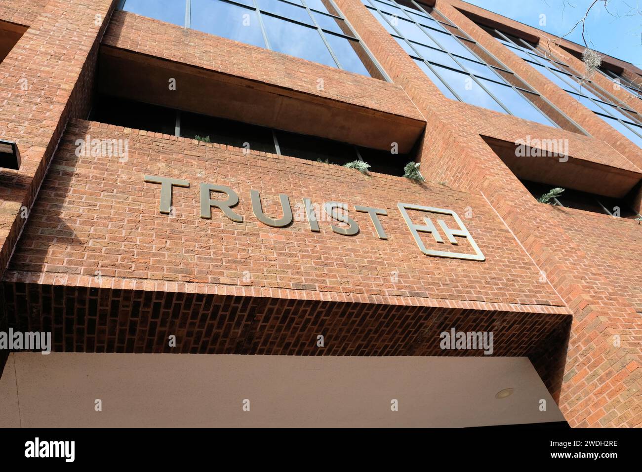 Truist Sign; holding bancaria americana con sede a Charlotte, North Carolina; fusione di BB&T-Branch Banking and Trust Company e SunTrust. Foto Stock