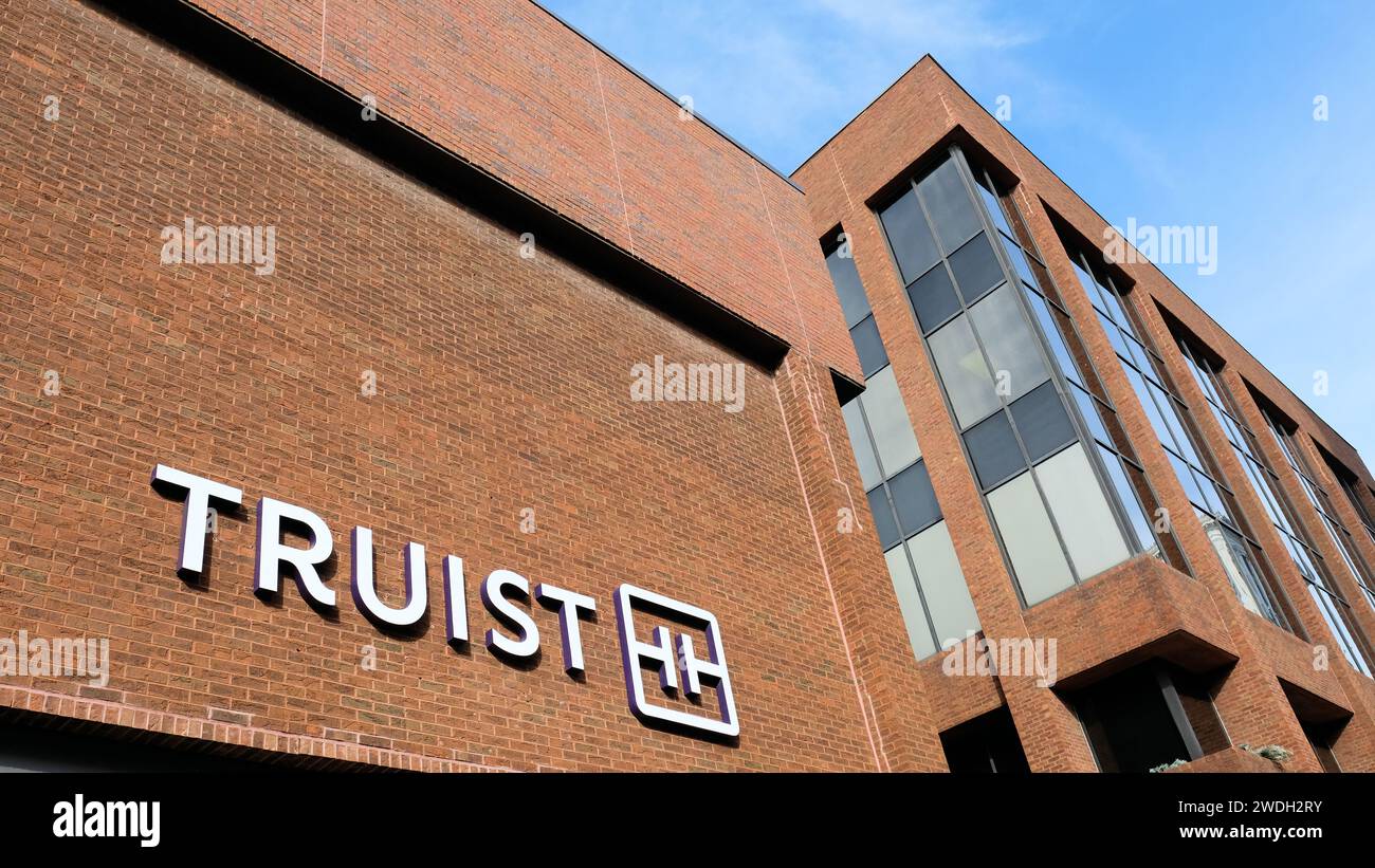 Truist Sign; holding bancaria americana con sede a Charlotte, North Carolina; fusione di BB&T-Branch Banking and Trust Company e SunTrust. Foto Stock