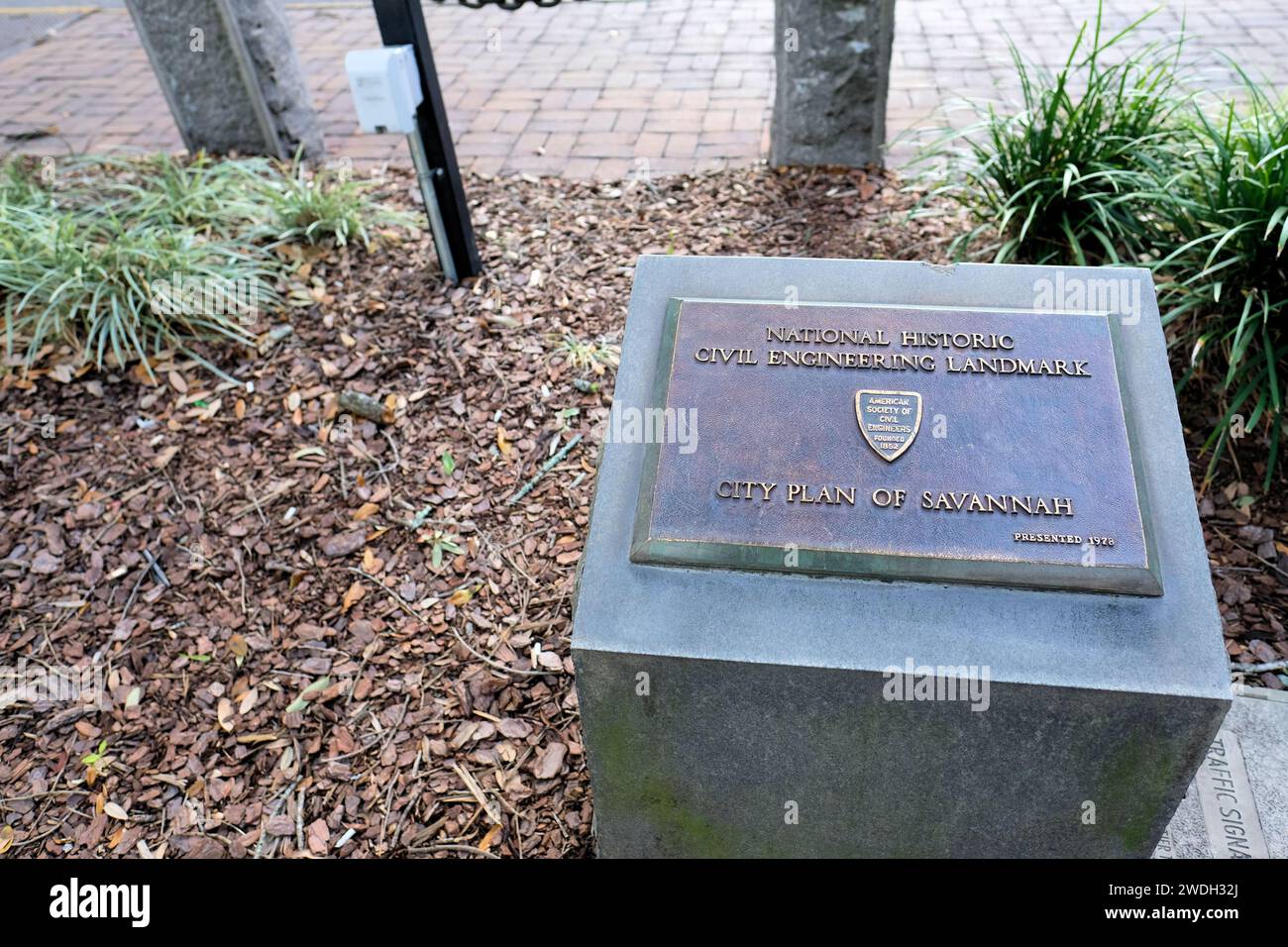 Targa nel centro di Savannah, Georgia, che riconosce il piano cittadino di Savannah come National Historic Civil Engineering Landmark; presentata nel 1978; ASCE. Foto Stock
