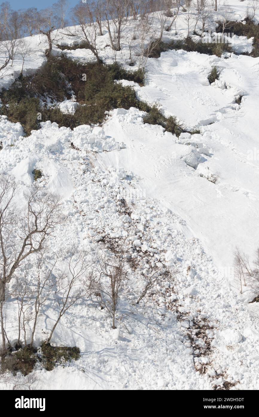 Grosse crepe nella neve sulla montagna presso la stazione sciistica Foto Stock