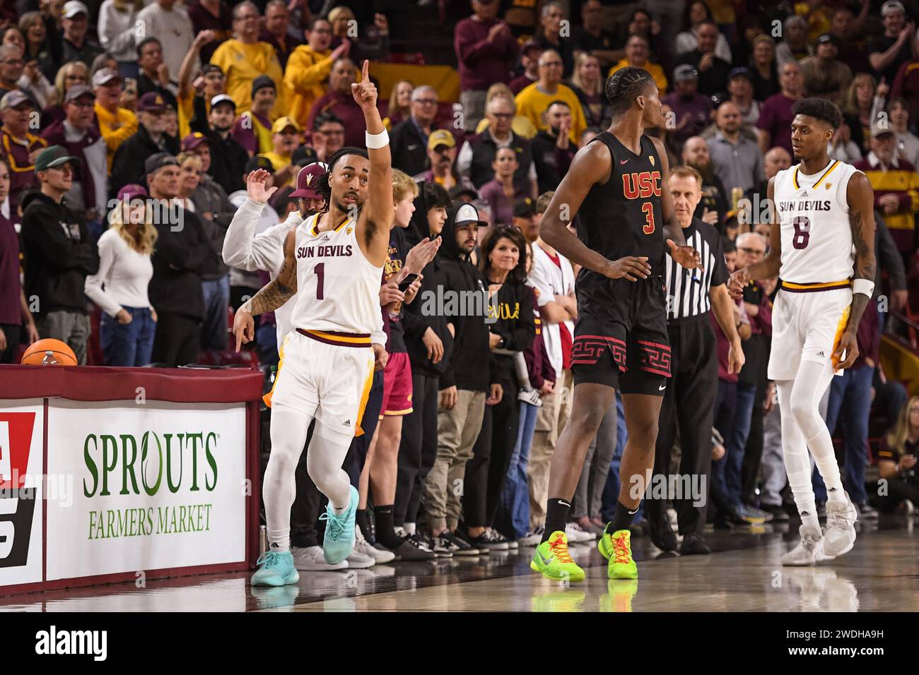 La guardia degli Arizona State Sun Devils Frankie Collins (1) festeggia dopo aver forzato un turnover nella prima metà della partita di basket NCAA contro gli USC Trojans a Tempe, Arizona, sabato 20 gennaio 2024. Arizona State sconfisse USC 82-67. (Thomas Fernandez/immagine dello sport) Foto Stock