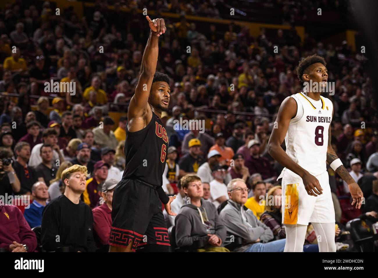 Gli USC Trojans guardano Bronny James (6) tentando un tiro nel secondo tempo della partita di basket NCAA contro l'Arizona State a Tempe, Arizona, sabato 20 gennaio 2024. Arizona State sconfisse USC 82-67. (Thomas Fernandez/immagine dello sport) Foto Stock