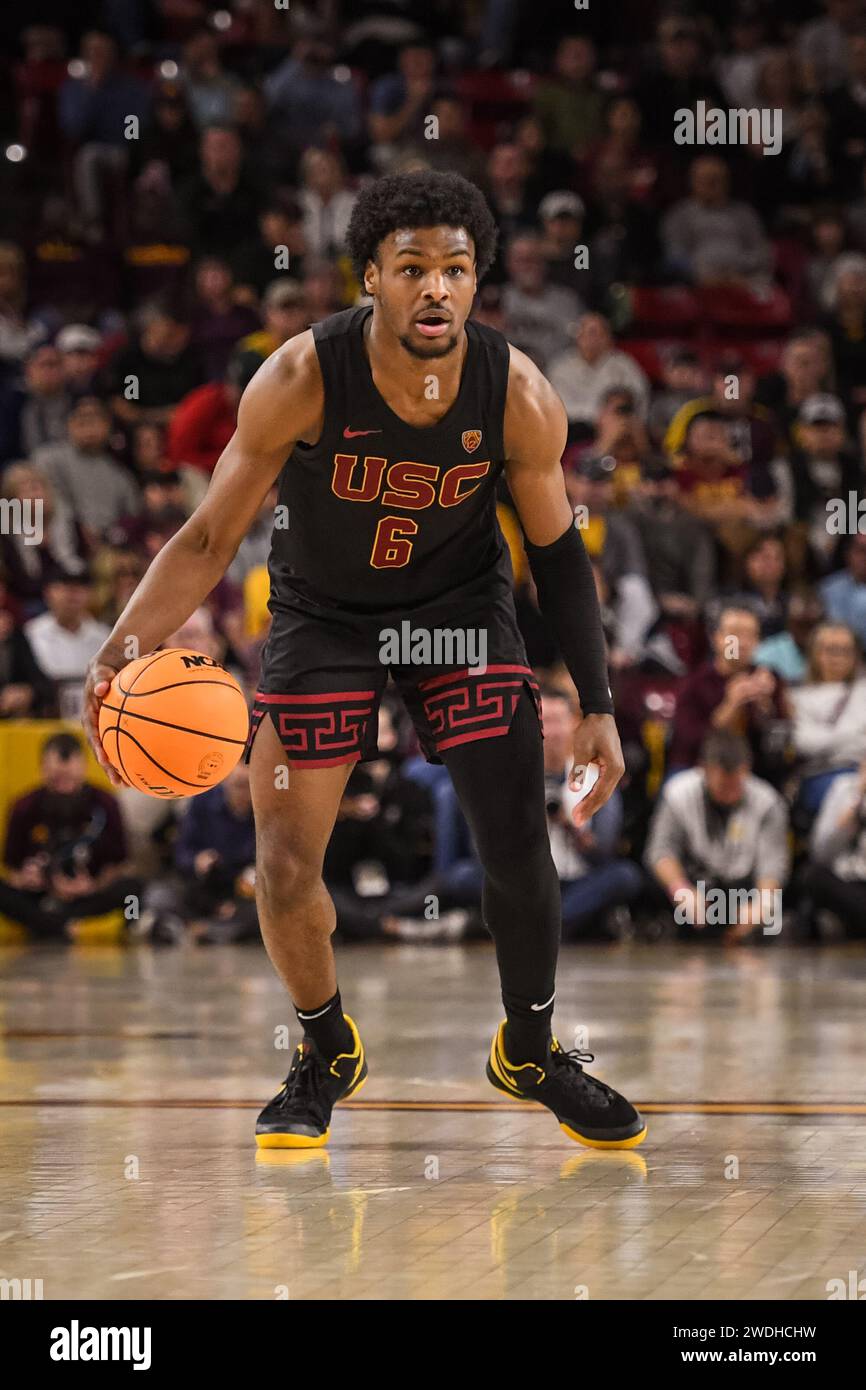 Gli USC Trojans guardano Bronny James (6) scendono in campo nella seconda metà della partita di basket NCAA contro l'Arizona State a Tempe, Arizona, sabato 20 gennaio 2024. Arizona State sconfisse USC 82-67. (Thomas Fernandez/immagine dello sport) Foto Stock