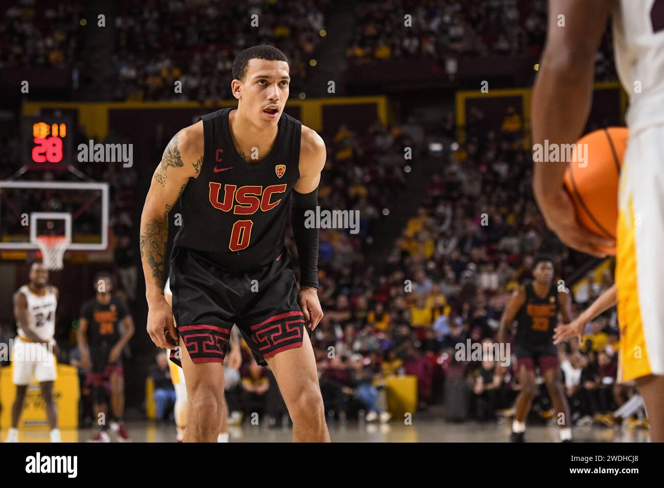 La guardia degli USC Trojans Kobe Johnson (0) protegge il passaggio in bound nella seconda metà della partita di basket NCAA contro l'Arizona State a Tempe, Arizona, sabato 20 gennaio 2024. Arizona State sconfisse USC 82-67. (Thomas Fernandez/immagine dello sport) Foto Stock