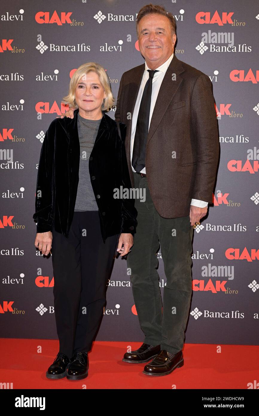 Roma, Italia. 20 gennaio 2024. Silvia Verdone (l) e Christian De Sica (r) partecipano al Red carpet Ciak d'Oro 2023 alla Galleria del Cardinale colonna. (Foto di Mario Cartelli/SOPA Images/Sipa USA) credito: SIPA USA/Alamy Live News Foto Stock