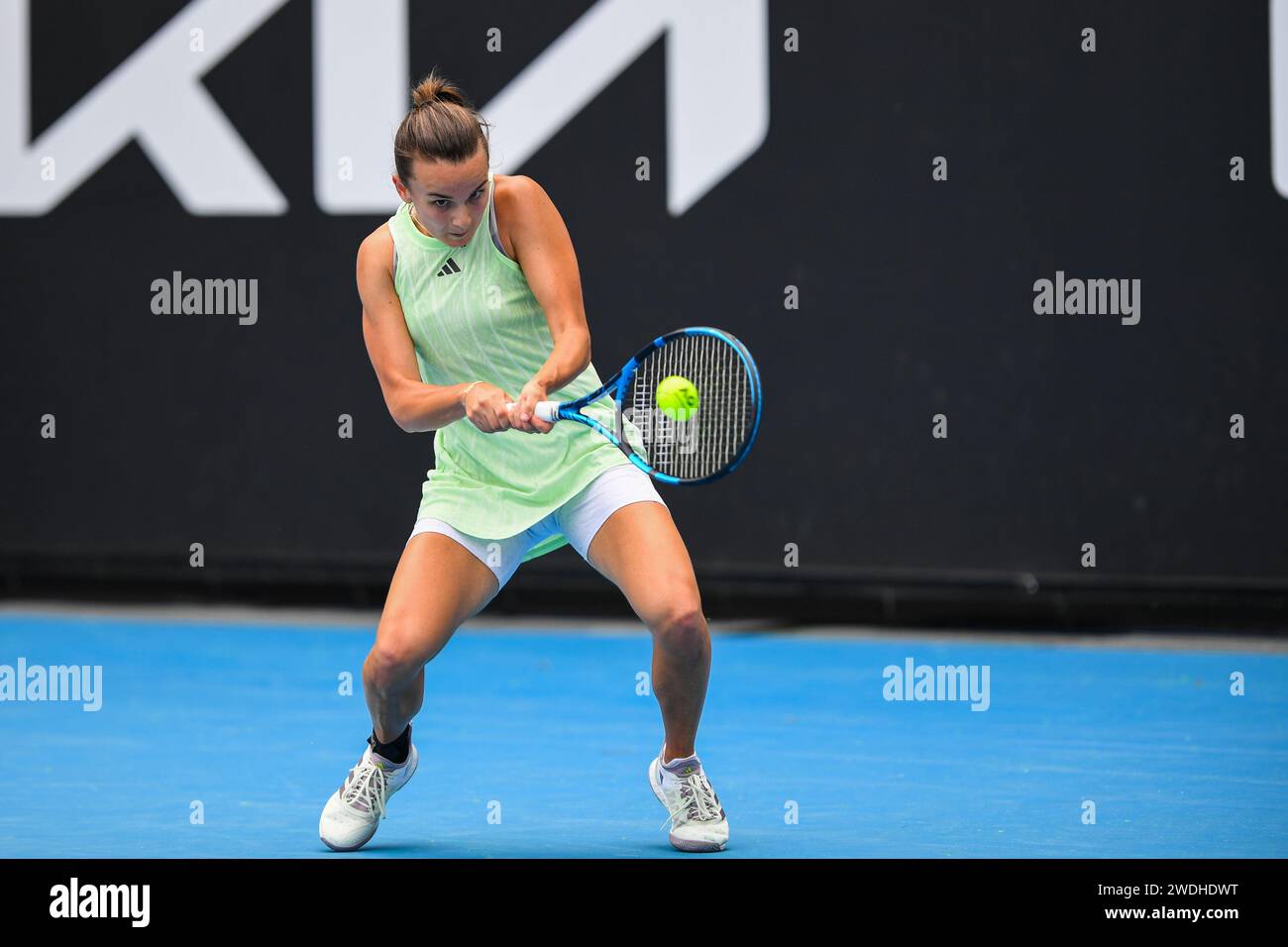 Melbourne, Australia. 20 gennaio 2024. Clara Burel gioca contro la francese Oceane Dodin (non in foto) durante il terzo round dell'Australian Open Tennis Tournament al Melbourne Park. Oceane Dodin vince Clara Burel in 2 set con un punteggio di 6-2, 6-4. Credito: SOPA Images Limited/Alamy Live News Foto Stock