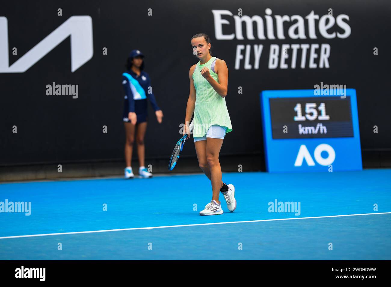 Melbourne, Australia. 20 gennaio 2024. Clara Burel gioca contro la francese Oceane Dodin (non in foto) durante il terzo round dell'Australian Open Tennis Tournament al Melbourne Park. Oceane Dodin vince Clara Burel in 2 set con un punteggio di 6-2, 6-4. Credito: SOPA Images Limited/Alamy Live News Foto Stock