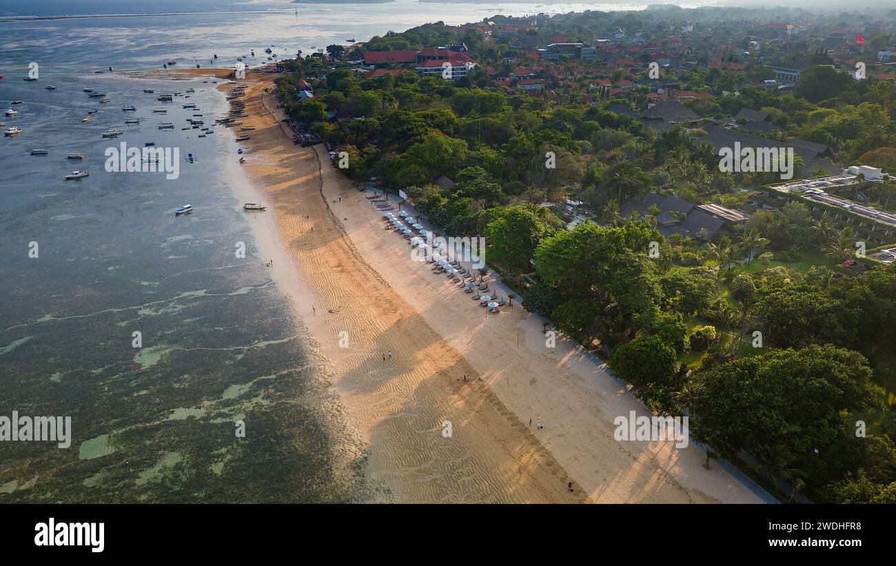 Vista aerea della spiaggia tropicale di Sanur a Bali, Indonesia Foto Stock