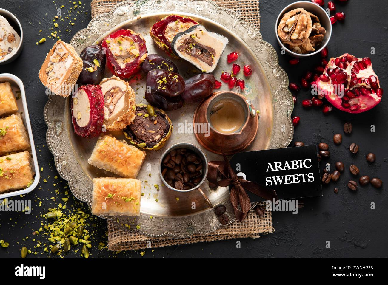 Caffè caldo e gustoso con vari pezzi di delizia turca su uno sfondo scuro. Cucina tradizionale araba. Vista dall'alto. Foto Stock