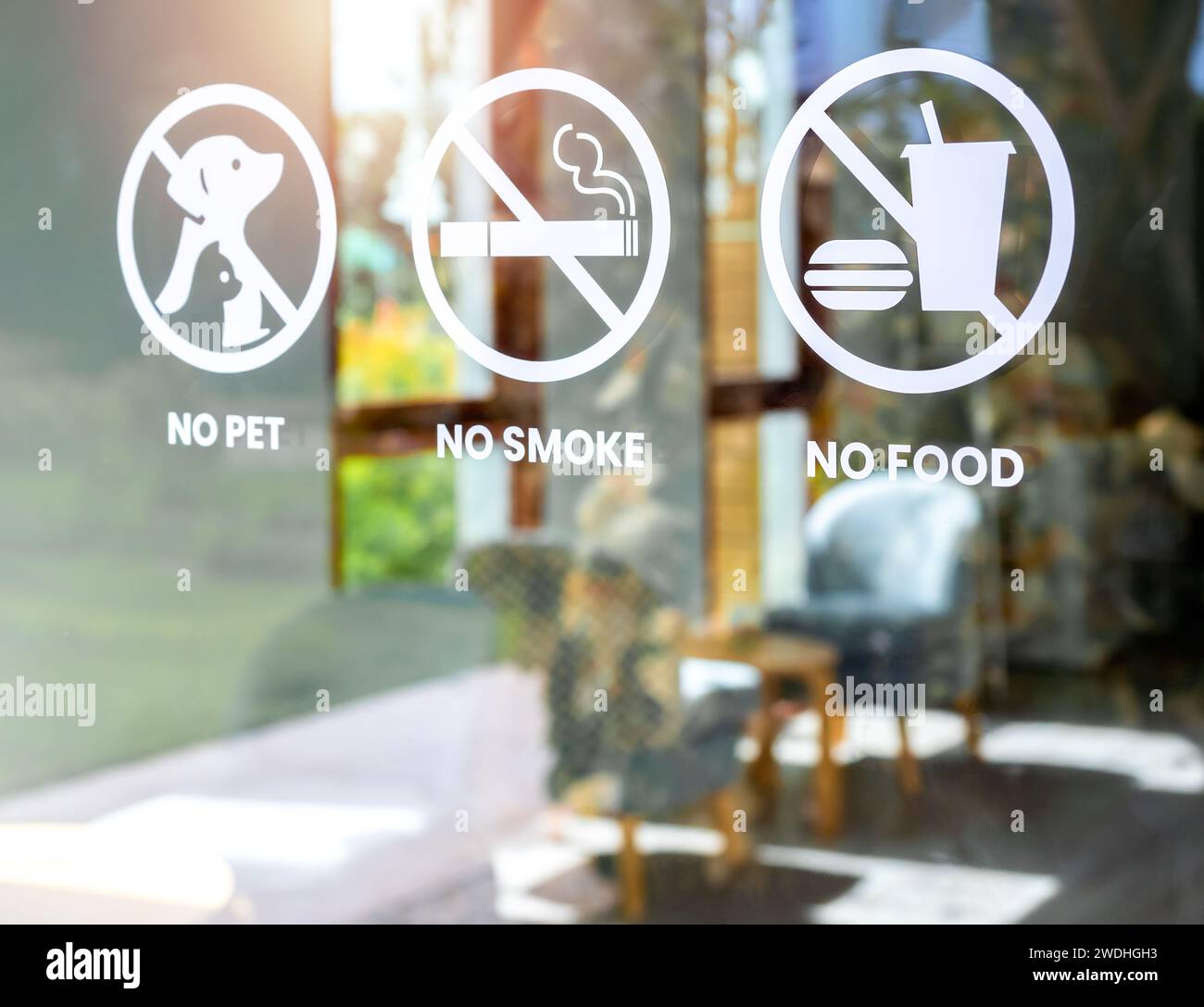Primo piano di niente cibo e bevande, cartello vietato fumare e animali domestici, adesivo bianco sulla porta di vetro del caffè o del ristorante. Foto Stock