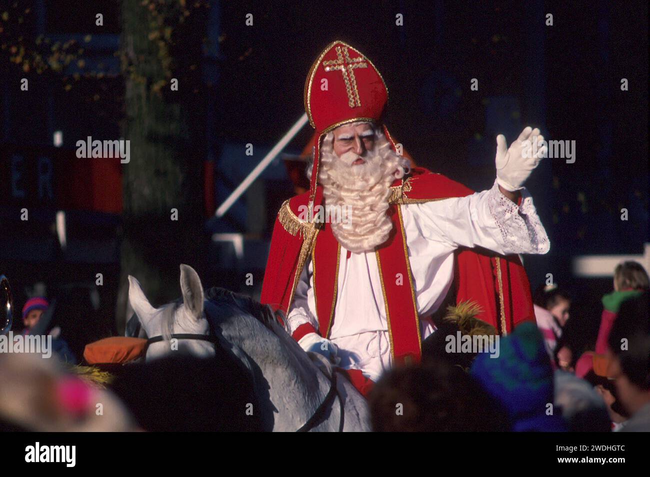 San Nicola a cavallo nella parata natalizia, scattata nel 1989, Frederick Hendrikstraat, l'Aia, Olanda Foto Stock