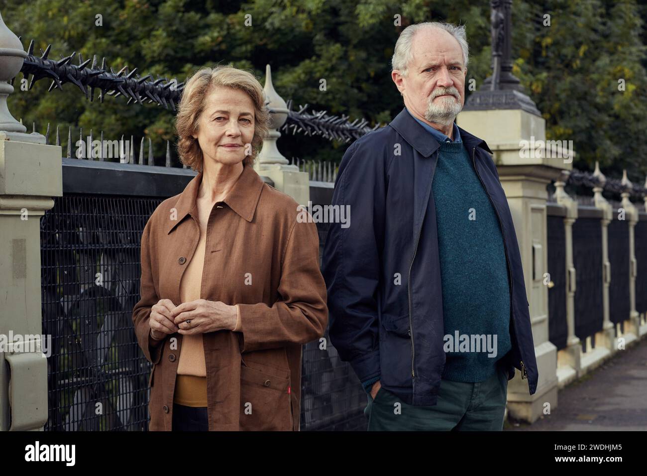 DATA DI RILASCIO: 10 marzo 2017. TITOLO: Il senso di un finale. STUDIO: BBC Film. DIRETTORE: Ritesh Batra. TRAMA: Un uomo viene perseguitato dal suo passato e viene presentato con un'eredità misteriosa che lo porta a ripensare alla sua situazione attuale nella vita. PROTAGONISTI: Jim Broadbent, Charlotte Rampling, Harriet Walter. (Immagine di credito: © BBC Film/Entertainment Pictures/ZUMAPRESS.com) SOLO USO EDITORIALE! Non per USO commerciale! Foto Stock