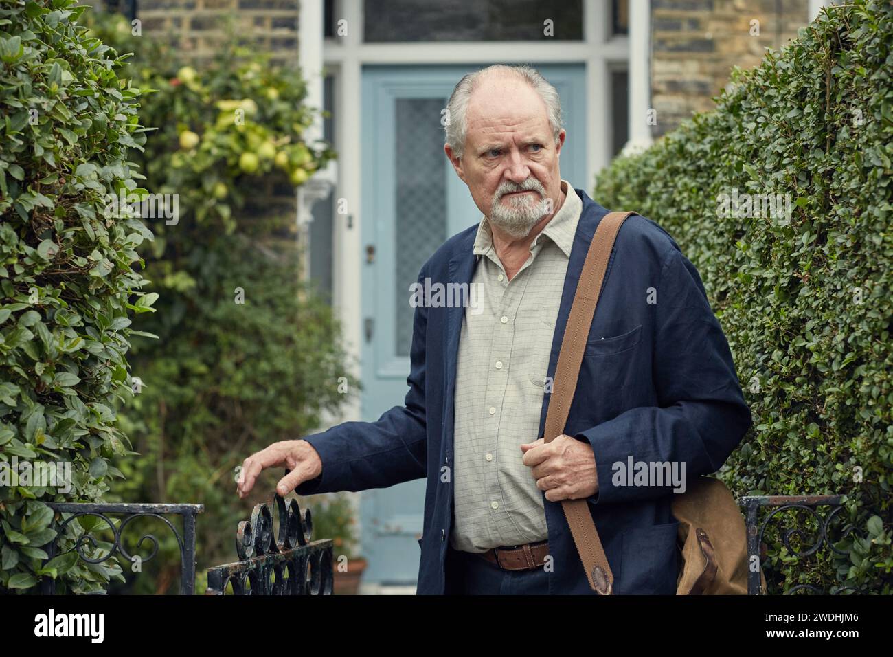 DATA DI RILASCIO: 10 marzo 2017. TITOLO: Il senso di un finale. STUDIO: BBC Film. DIRETTORE: Ritesh Batra. TRAMA: Un uomo viene perseguitato dal suo passato e viene presentato con un'eredità misteriosa che lo porta a ripensare alla sua situazione attuale nella vita. PROTAGONISTI: Jim Broadbent, Charlotte Rampling, Harriet Walter. (Immagine di credito: © BBC Film/Entertainment Pictures/ZUMAPRESS.com) SOLO USO EDITORIALE! Non per USO commerciale! Foto Stock