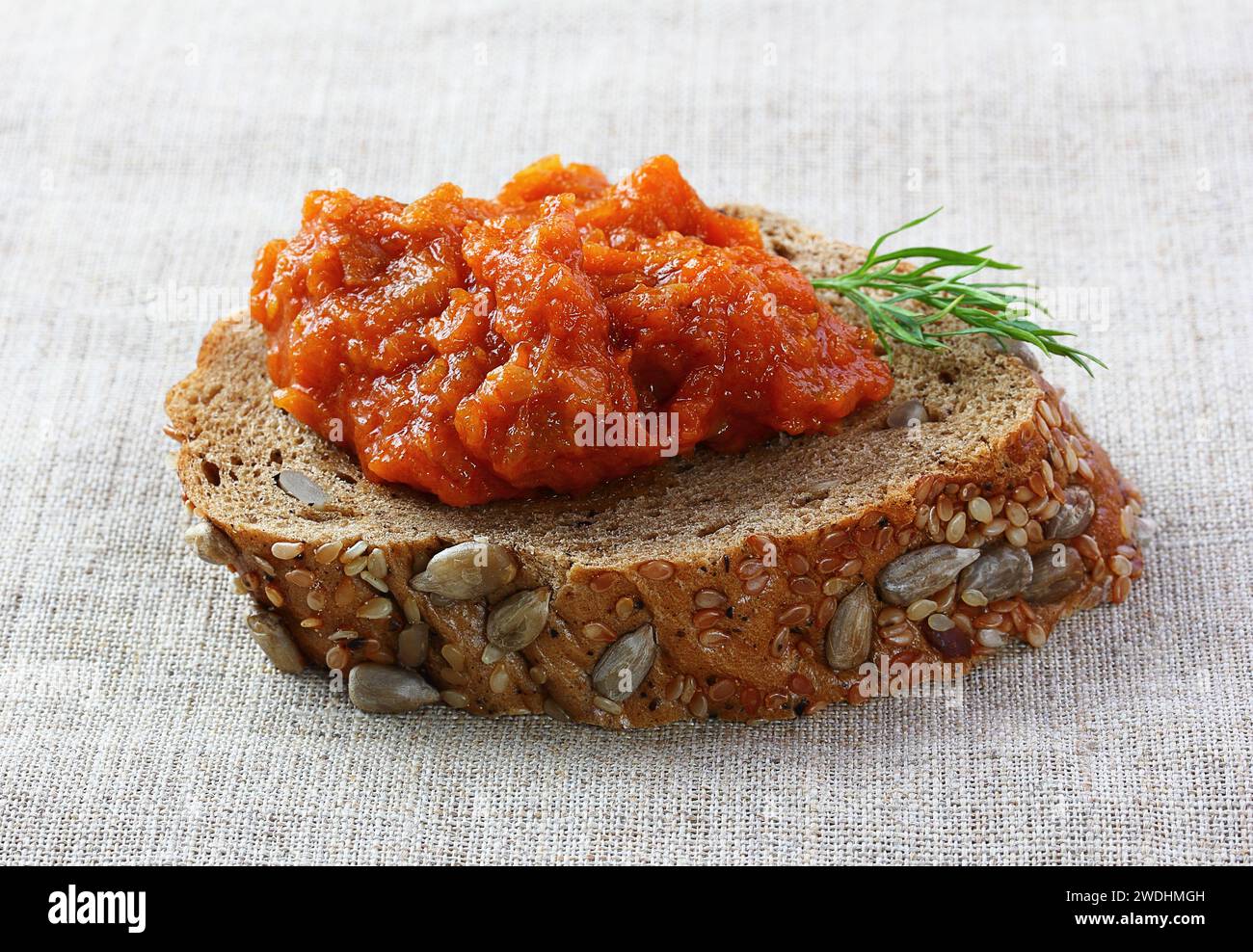 caviale di melanzane sul pane Foto Stock