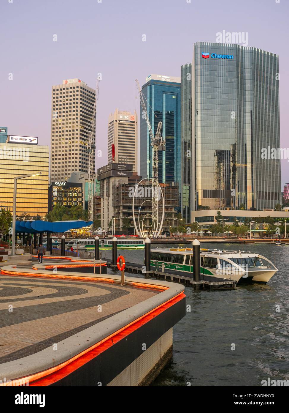 Un traghetto è ormeggiato ad Elizabeth Quay, nel quartiere centrale degli affari di Perth nell'Australia Occidentale. Foto Stock