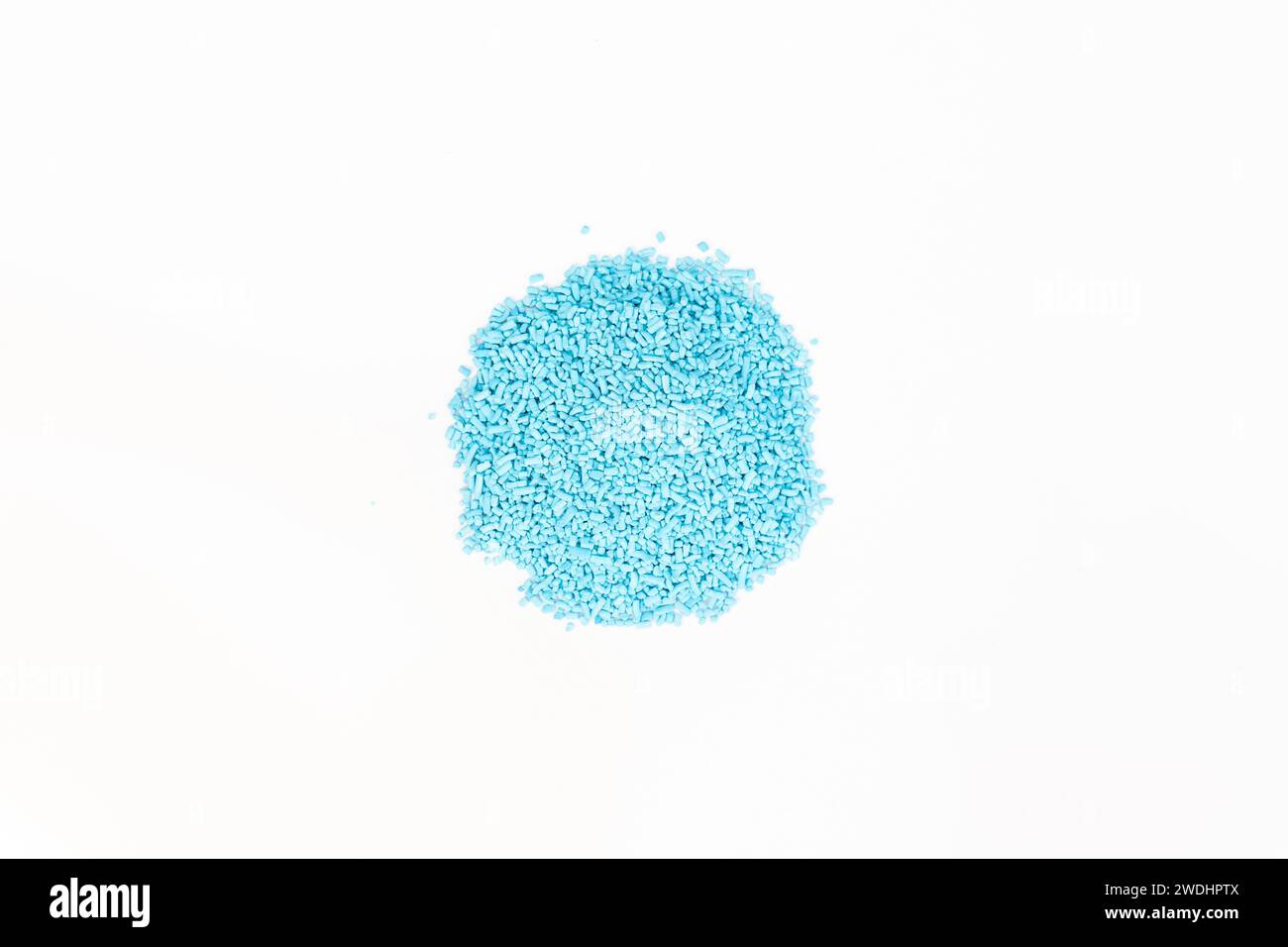 Prodotto chimico a pellet blu per il controllo delle lumache e dei parassiti da giardino su sfondo bianco isolato. Foto Stock