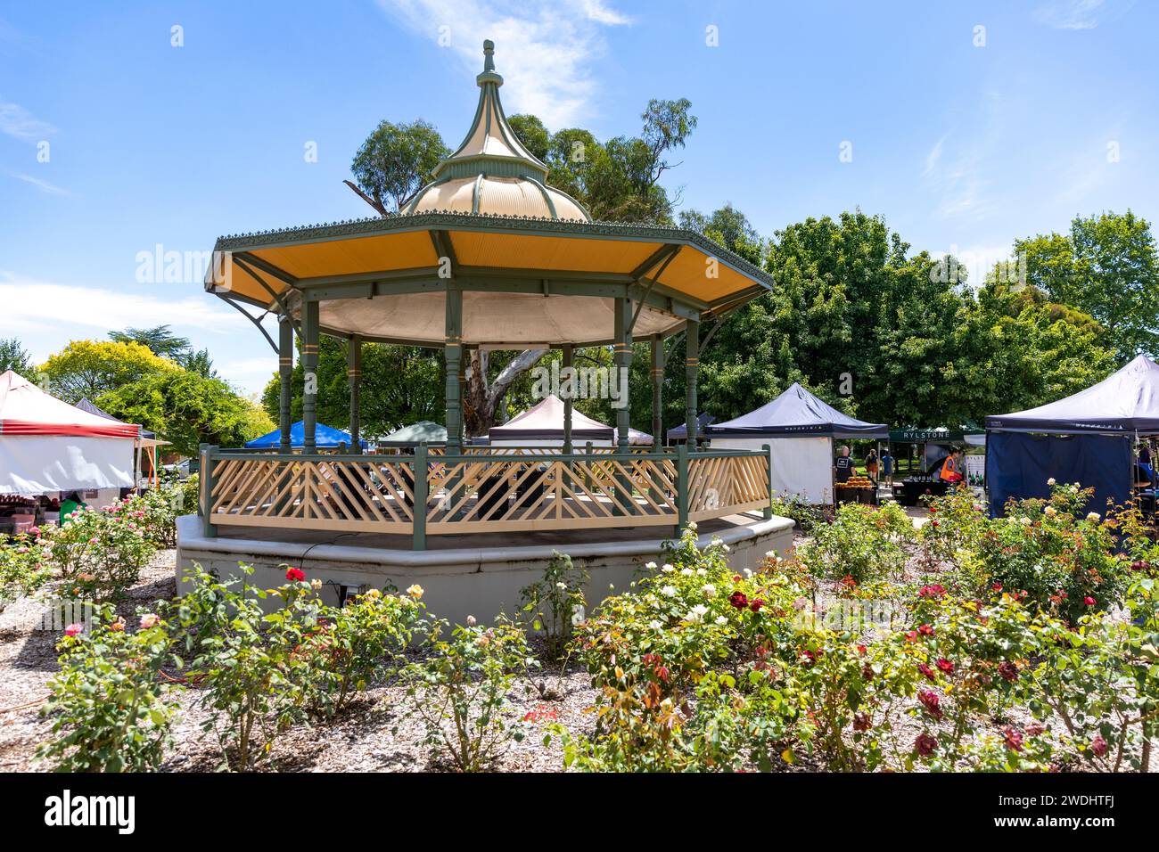 Mudgee, Robertson Park e band Rotunda con bancarelle del mercato agricolo che lo circondano, NSW, Australia Foto Stock