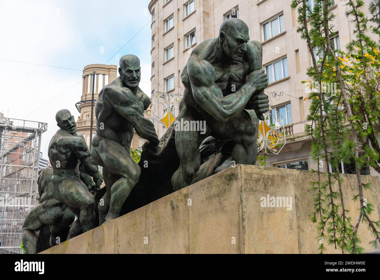 VIGO,SPAGNA-dicembre,30,2021:gruppo scultoreo in bronzo dedicato al lavoro dei marinai intitolato los neteros Foto Stock