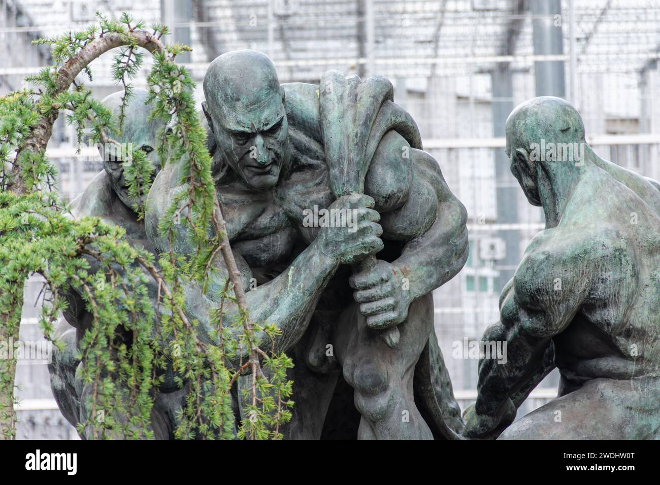 VIGO,SPAGNA-dicembre,30,2021:gruppo scultoreo in bronzo dedicato al lavoro dei marinai intitolato los neteros Foto Stock