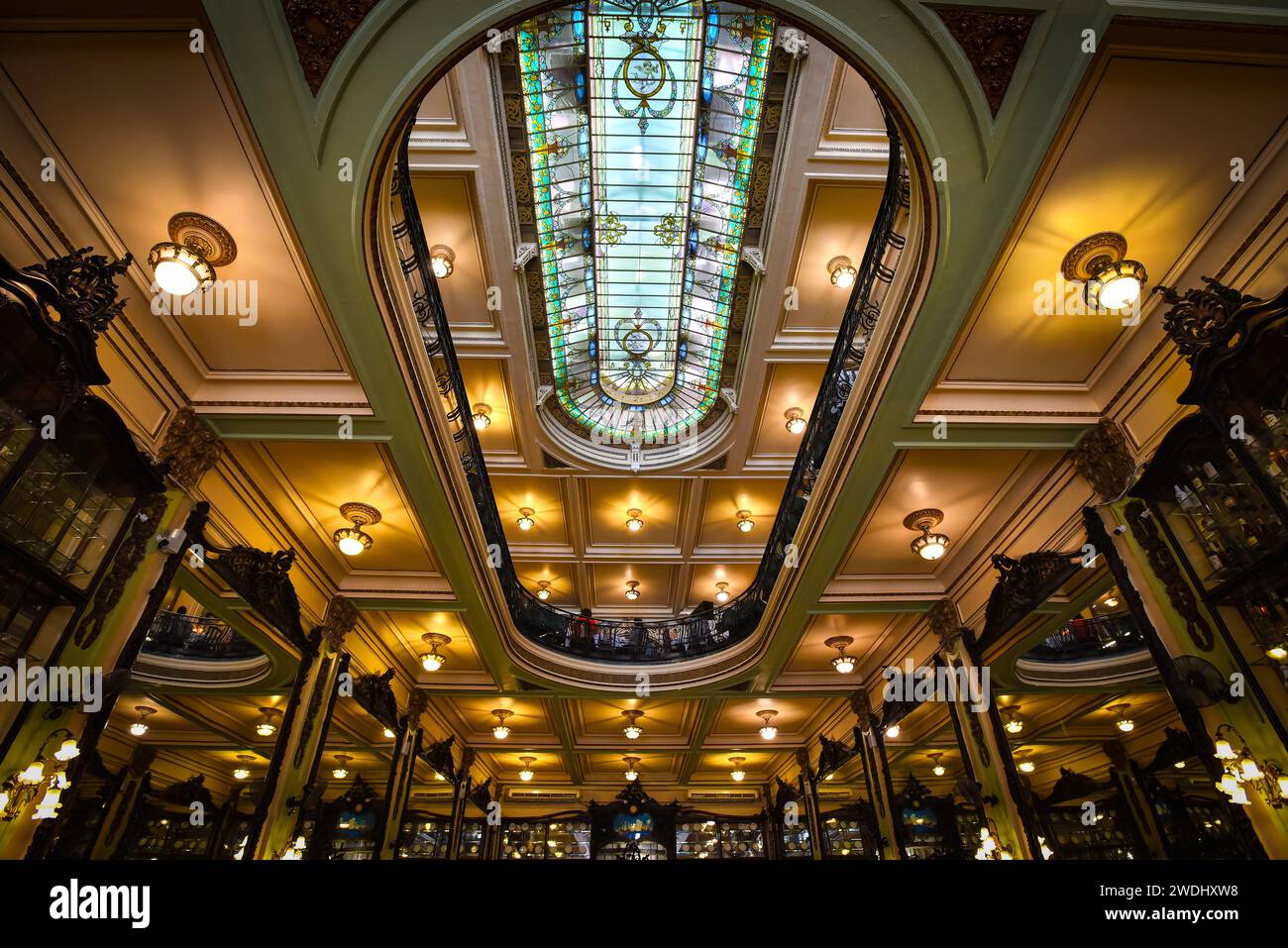 Lo splendido soffitto e il lucernario di vetro colorato di Confeitaria Colombo a Rio de Janeiro, Brasile Foto Stock