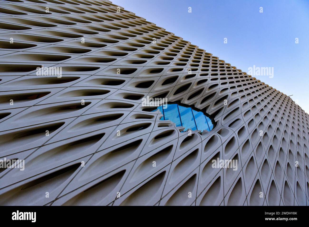 La facciata del Broad Museum nel centro di Los Angeles, California Foto Stock