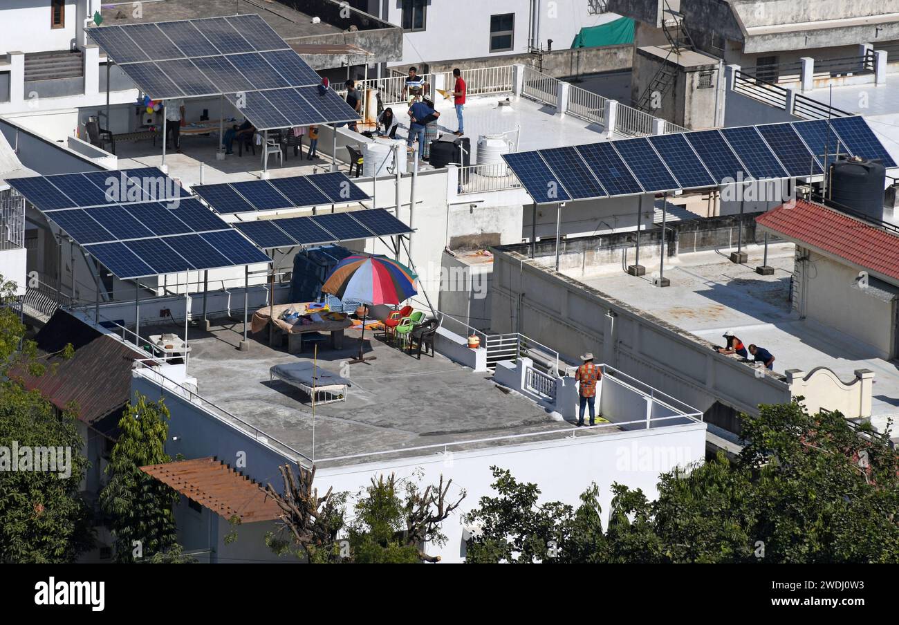 Ahmedabad, India. 14 gennaio 2024. I pannelli solari sono visibili sul tetto degli edifici residenziali di Ahmedabad. Le persone installano pannelli solari sul tetto dei loro edifici mentre l'energia del sole viene convertita in elettricità e utilizzata nelle loro case ogni giorno. si tratta di energia pulita e verde senza manutenzione e contribuisce a ridurre le bollette dell'elettricità. Credito: SOPA Images Limited/Alamy Live News Foto Stock