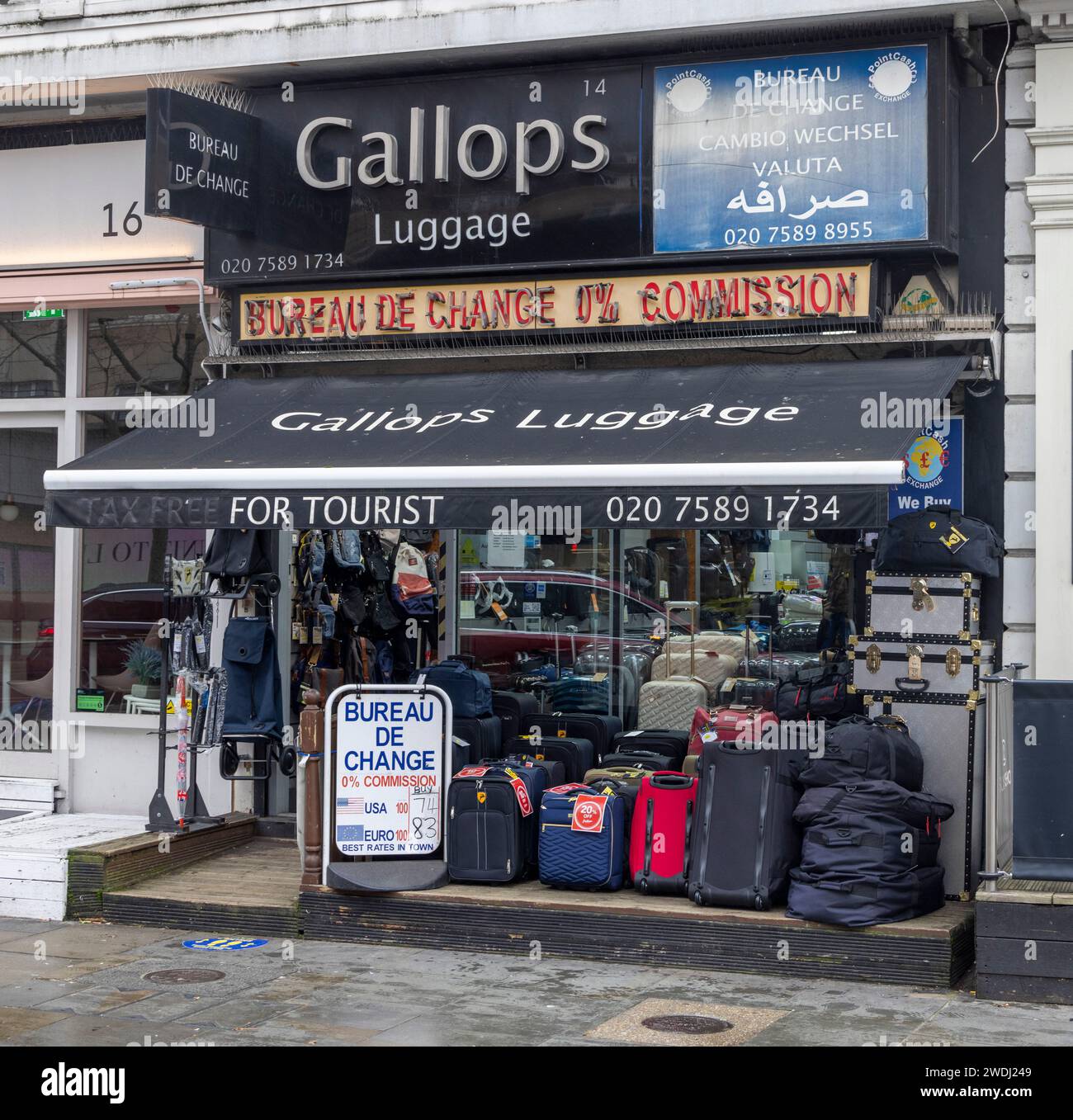 Gallops, ufficio di cambio valuta e deposito bagagli, South Kensington, Londra Regno Unito Foto Stock