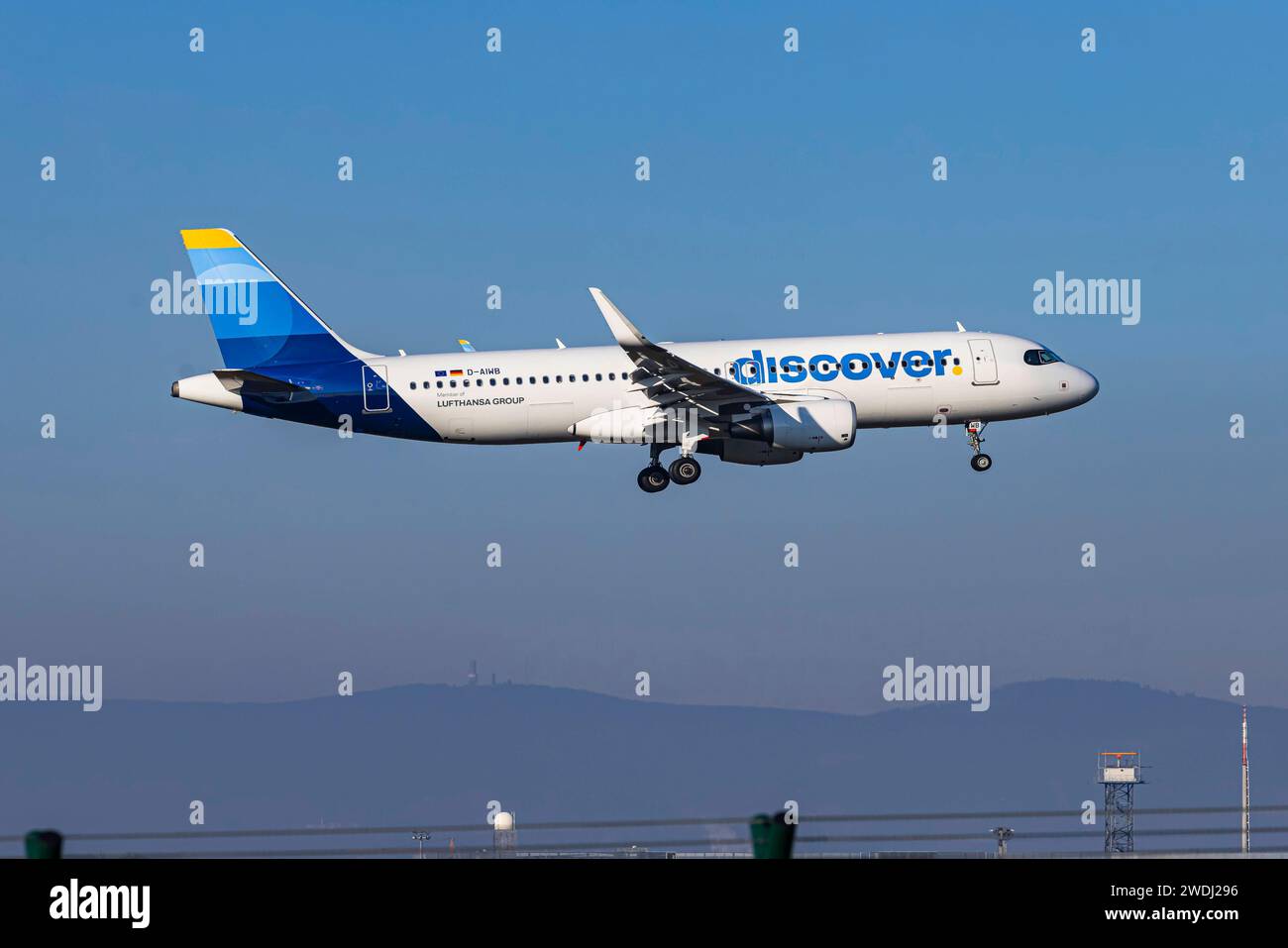 Flugzeug im Landeanflug, Aeroporto di Francoforte, Flughafen Fraport. LUFTFAHRZEUGKENNZEICHEN: D-AIWB, DISCOVER AIRLINES, AIRBUS A320-200. // 11.01.2024: Francoforte sul meno, Assia, Deutschland, Europa *** aerei in avvicinamento, Aeroporto di Francoforte, Aeroporto di Fraport immatricolazione D AIWB, DISCOVER AIRLINES, AIRBUS A320 200 11 01 2024 Francoforte sul meno, Assia, Germania, Europa Foto Stock