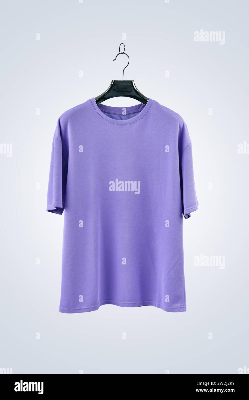 T-shirt a manica corta di colore viola con sfondo bianco Foto Stock