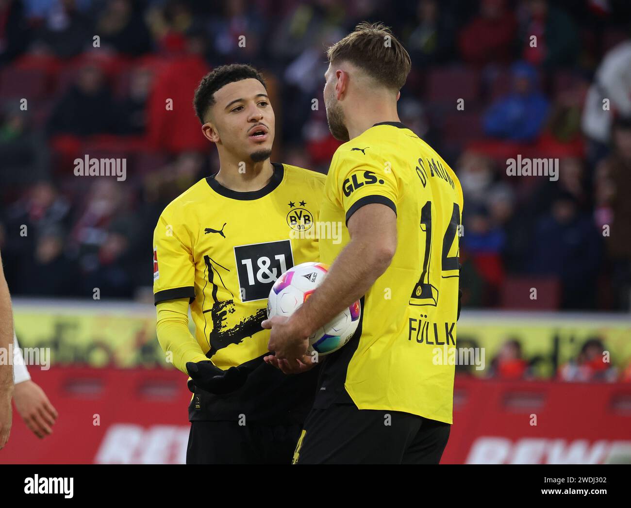 Koeln, Germania. 20 gennaio 2024. Jadon Sancho (BVB) Will von Niclas Fuellkrug (BVB, R) den Ball, Koeln, Deutschland, 20.01.2024, 1) Bundesliga 18. Spieltag, 1. FC Koeln - Borussia Dortmund. LE NORMATIVE DFL VIETANO L'USO DI FOTOGRAFIE COME SEQUENZE DI IMMAGINI E/O QUASI-VIDEO credito: Juergen Schwarz/Alamy Live News Foto Stock